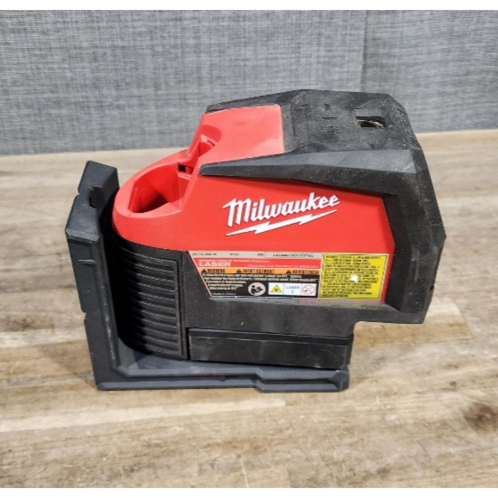 HOUSTON LOCATION - AS-IS Milwaukee Green 125 Ft. Cross Line and Plumb Points Laser Level Kit