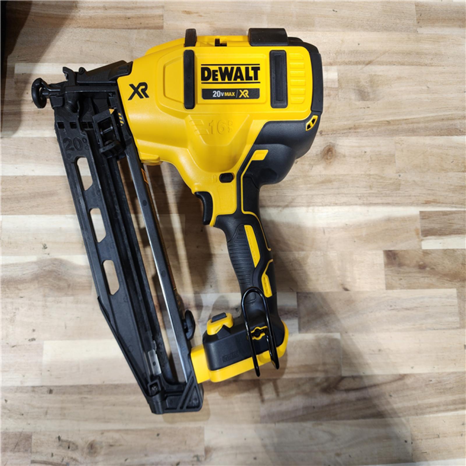 HOUSTON LOCATION - AS-IS DEWALT 20V MAX XR 16-Gauge Electric Cordless Angled Finishing Nailer Kit