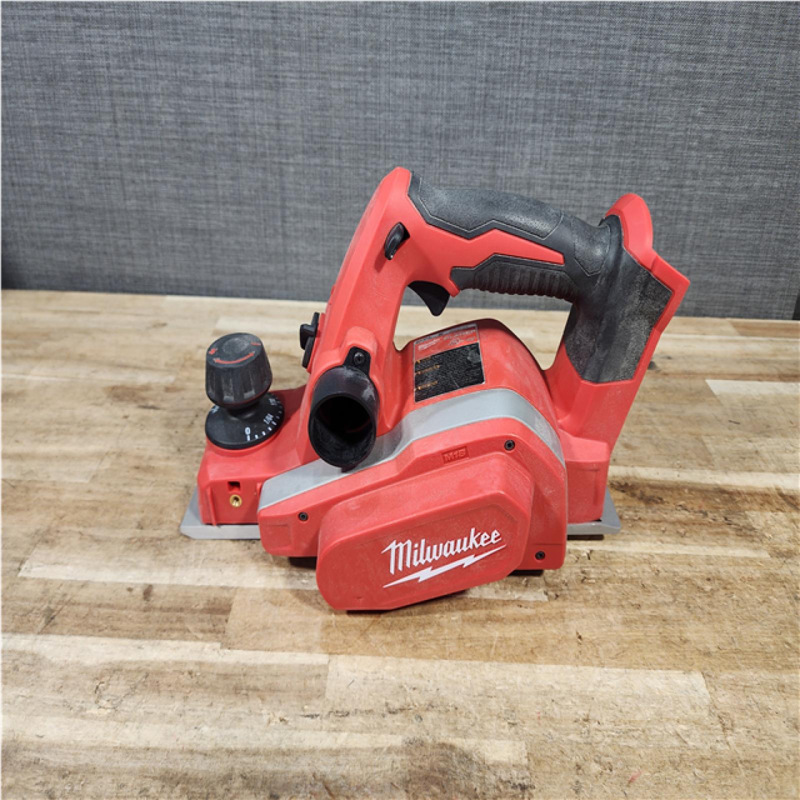 HOUSTON LOCATION - AS - IS Milwaukee 18V Lithium-Ion Cordless 3-1/4 in. Planer (Tool-Only)