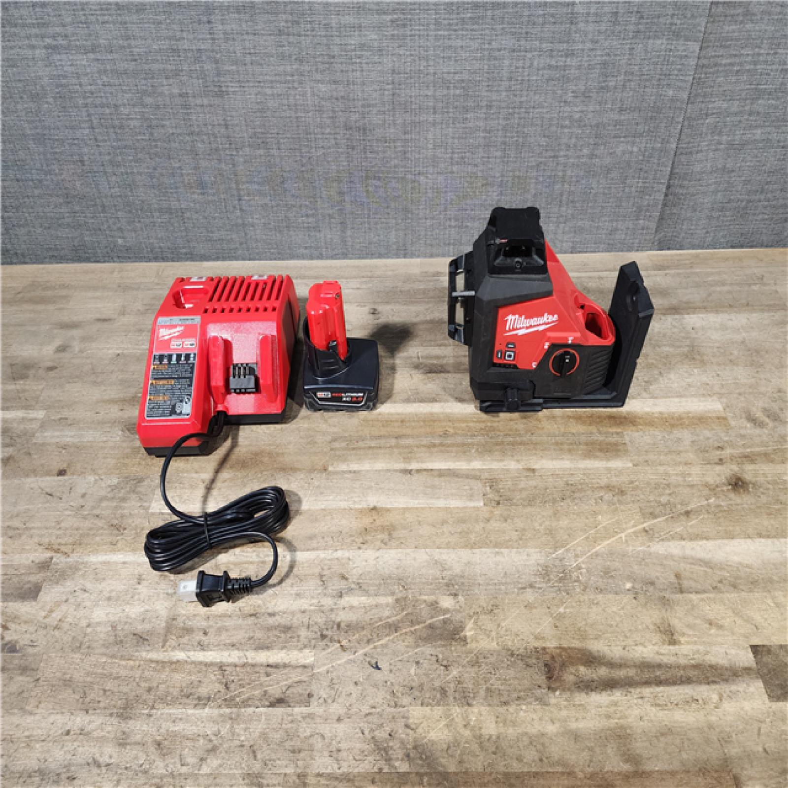 HOUSTON LOCATION - AS-IS Milwaukee-3632-21 M12 Green Beam Laser 360° 3-Plane Kit