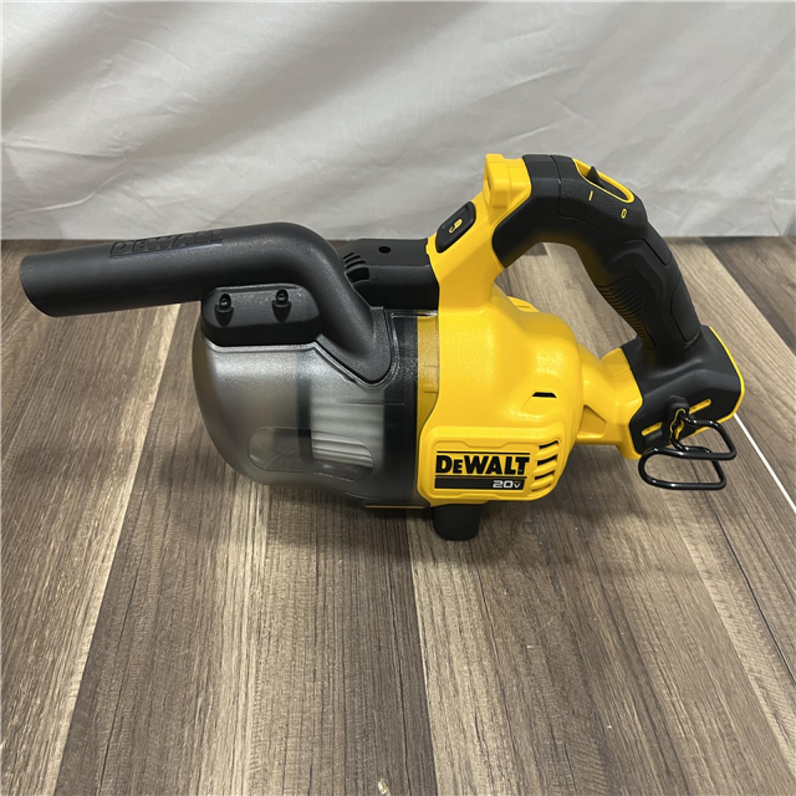 GOOD DeWalt 20V MAX Bagless Cordless HEPA Filter Hand Vacuum