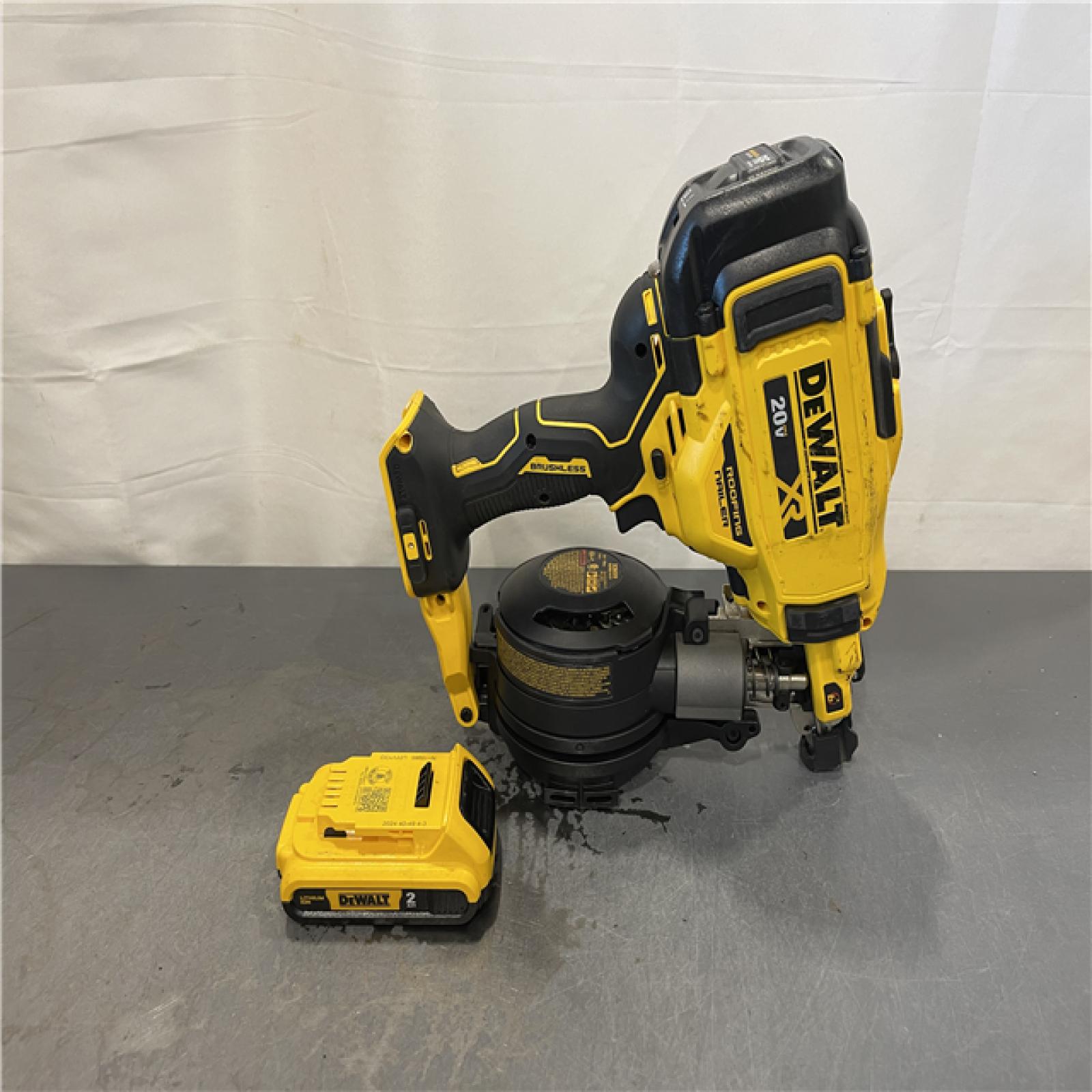 AS-IS - DEWALT 20V MAX Lithium-Ion 15-Degree Electric Cordless Roofing Nailer Kit