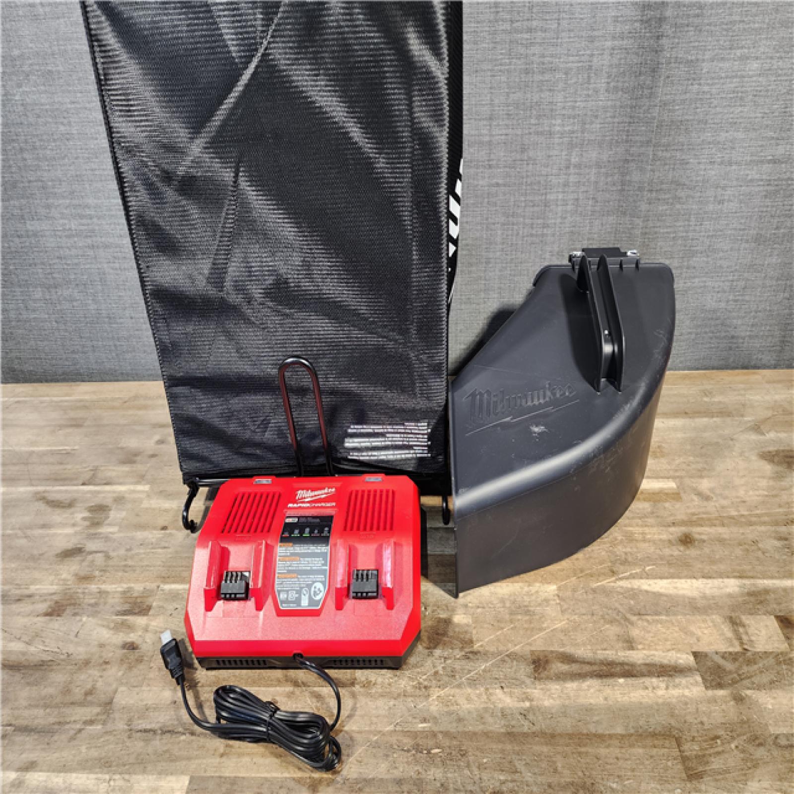 HOUSTON LOCATION - AS-IS Milwaukee M18 FUEL 2823-20 21 in. 18 V Battery Self-Propelled Lawn Mower W/ BATTERY CHARGER