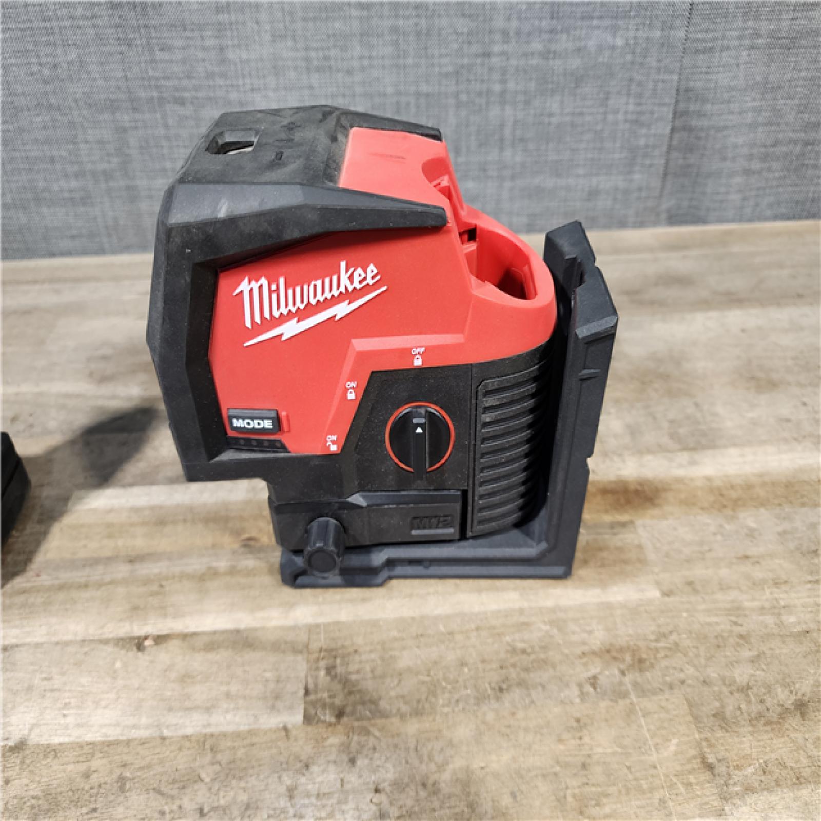 HOUSTON LOCATION - AS-IS Milwaukee Green 125 Ft. Cross Line and Plumb Points Laser Level Kit