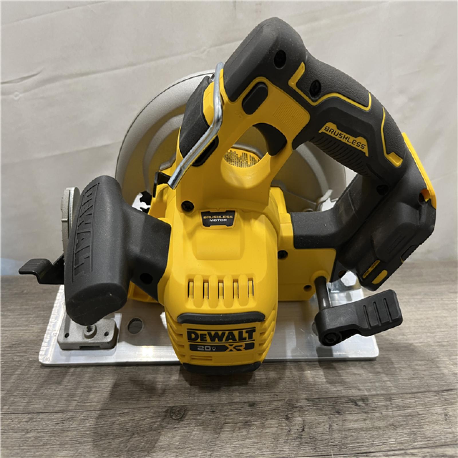 AS-IS DEWALT 20-Volt MAX 7-1/4 in. Cordless Circular Saw (Tool Only)