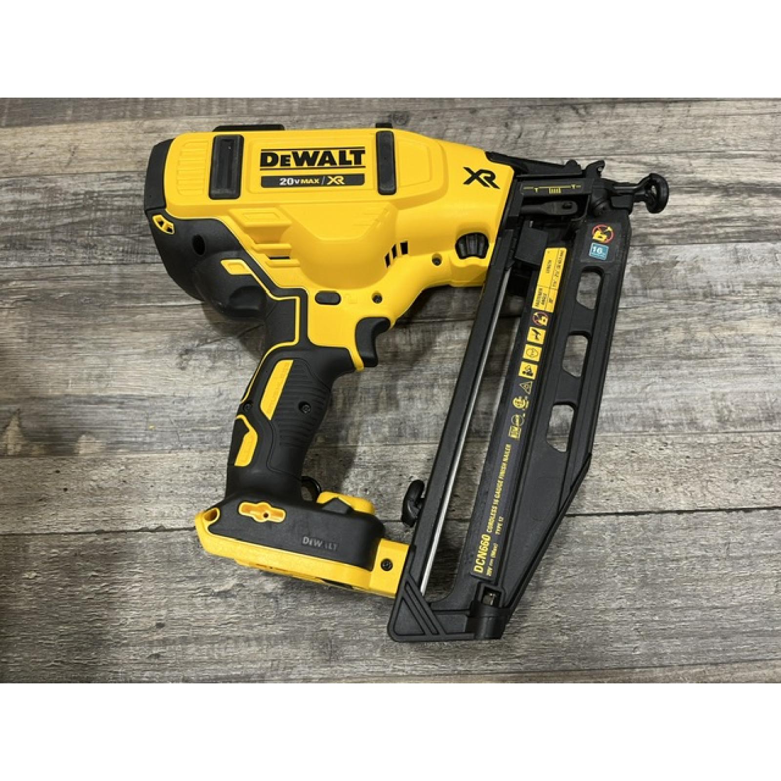 AS-IS DEWALT 20V MAX XR 16-Gauge Electric Cordless Angled Finishing Nailer Kit