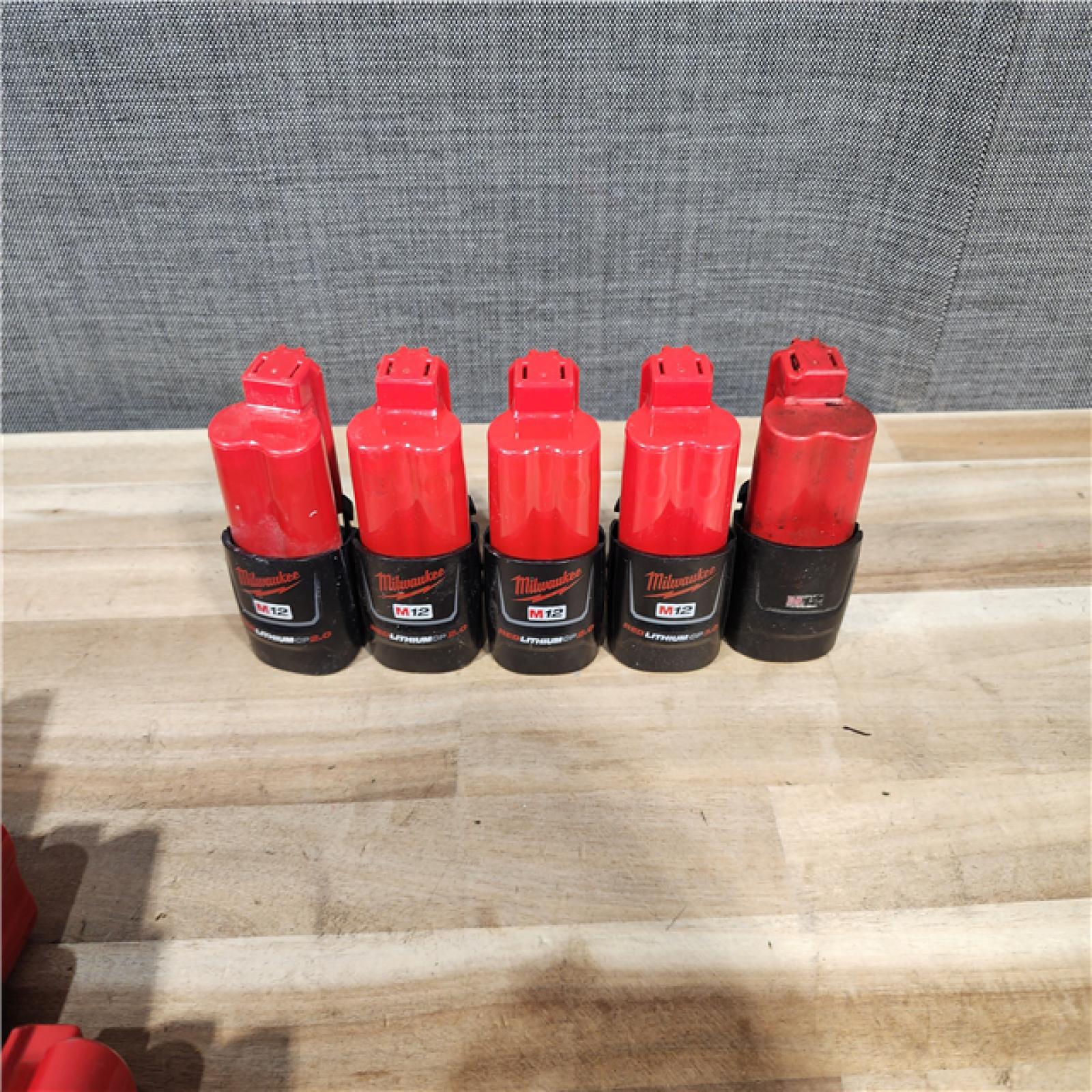 HOUSTON LOCATION - AS-IS MILWAUKEE BATTERY PACK QTY - 15