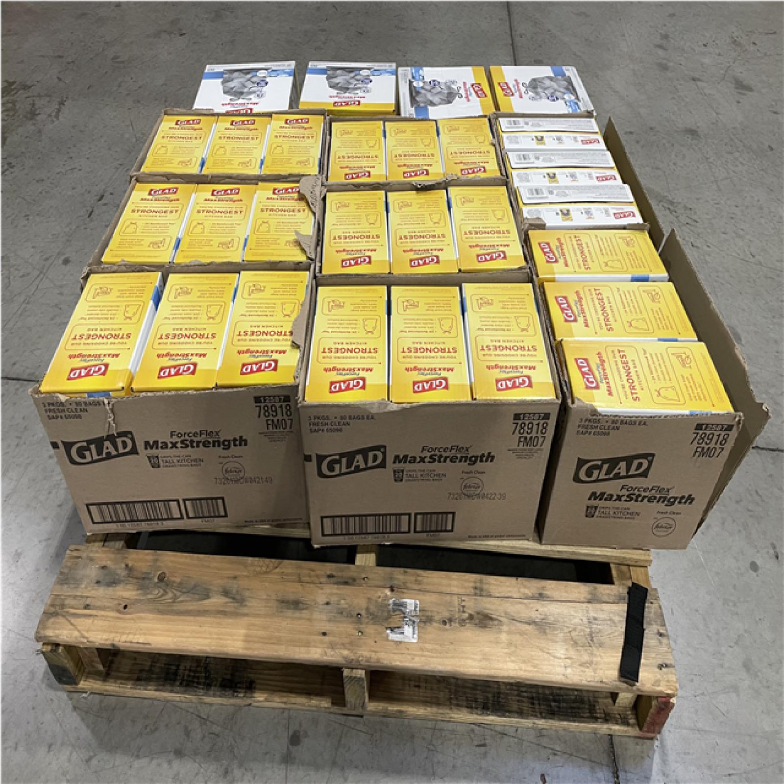 DALLAS LOCATION- NEW! GLAD 20 GAL. MAX STRENGTH FORCE FLEX TRASH BAGS W/ FEBREEZE ODOR CONTROL (80 BAGS PER BOX) (32 BOXES)