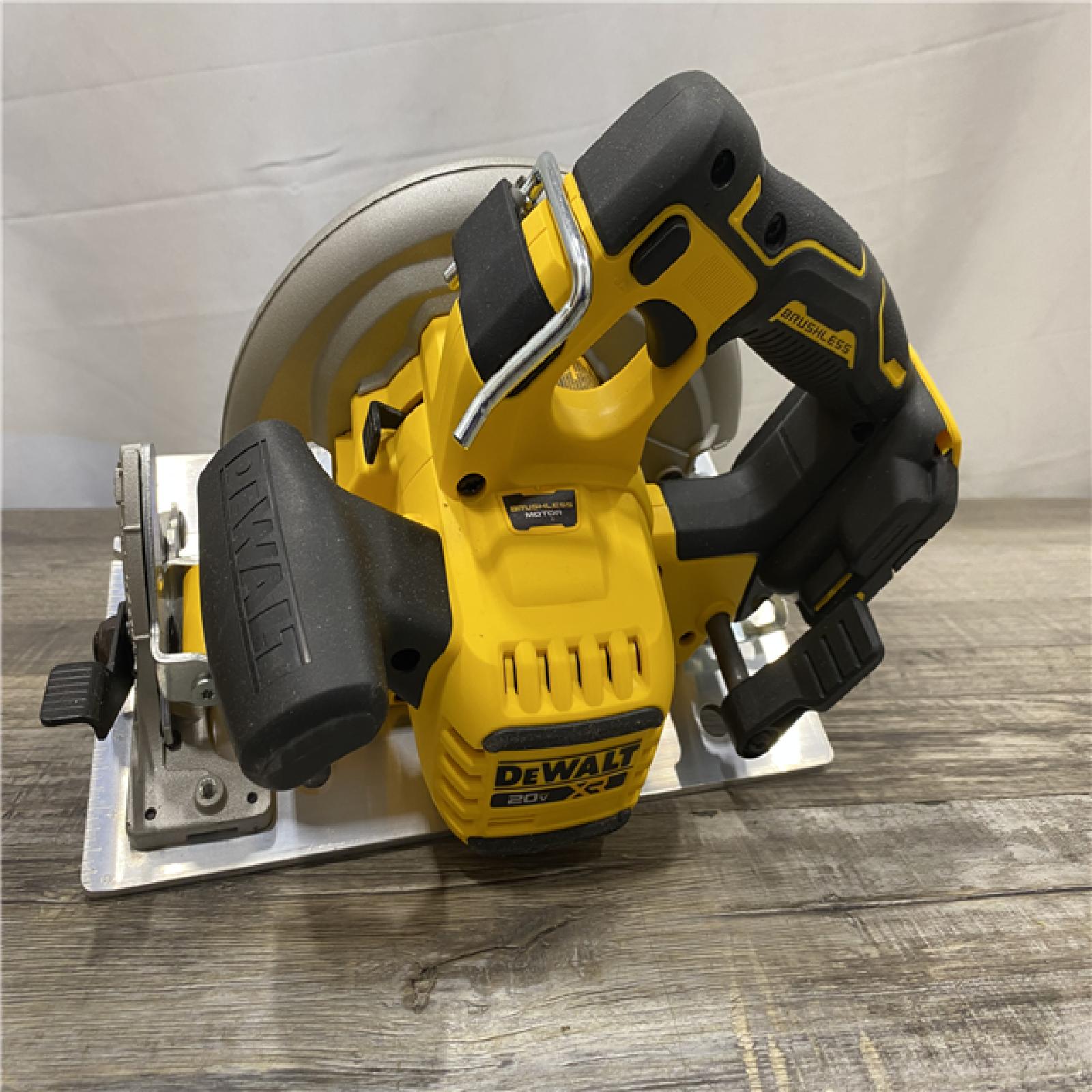 AS-IS DEWALT 20-Volt MAX 7-1/4 in. Cordless Circular Saw (Tool Only)