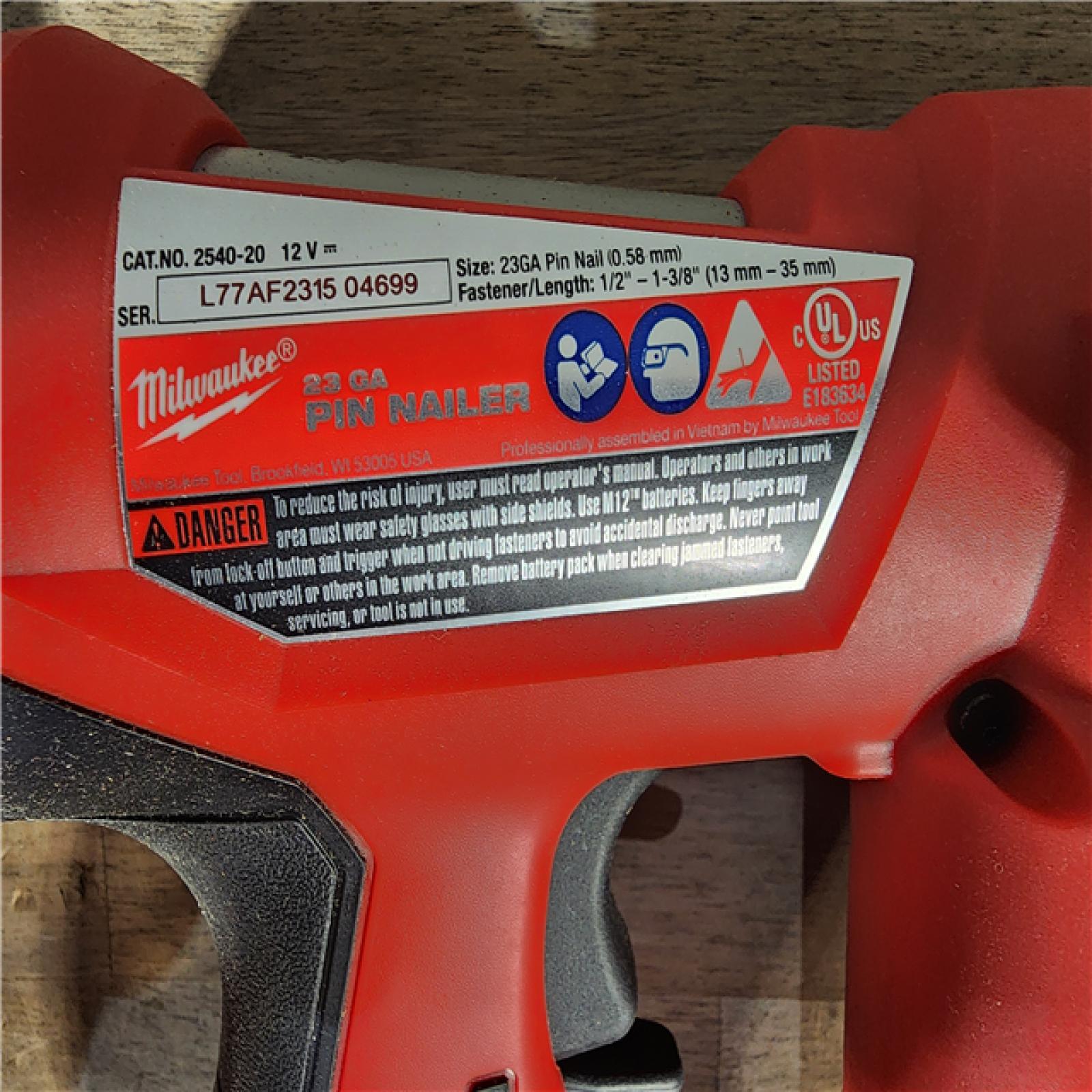 HOUSTON LOCATION - AS-IS MILWAUKEE 3 TOOL COMBO KIT W/ (2) BATTERY & CHARGER