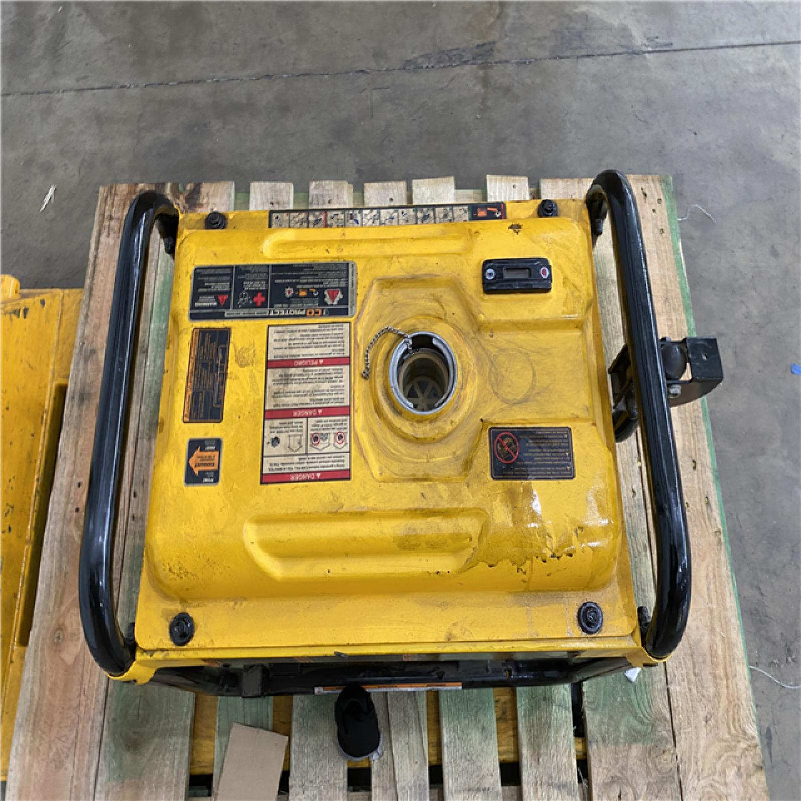 Houston Location - AS-IS Dewalt 5000 starting watt generator