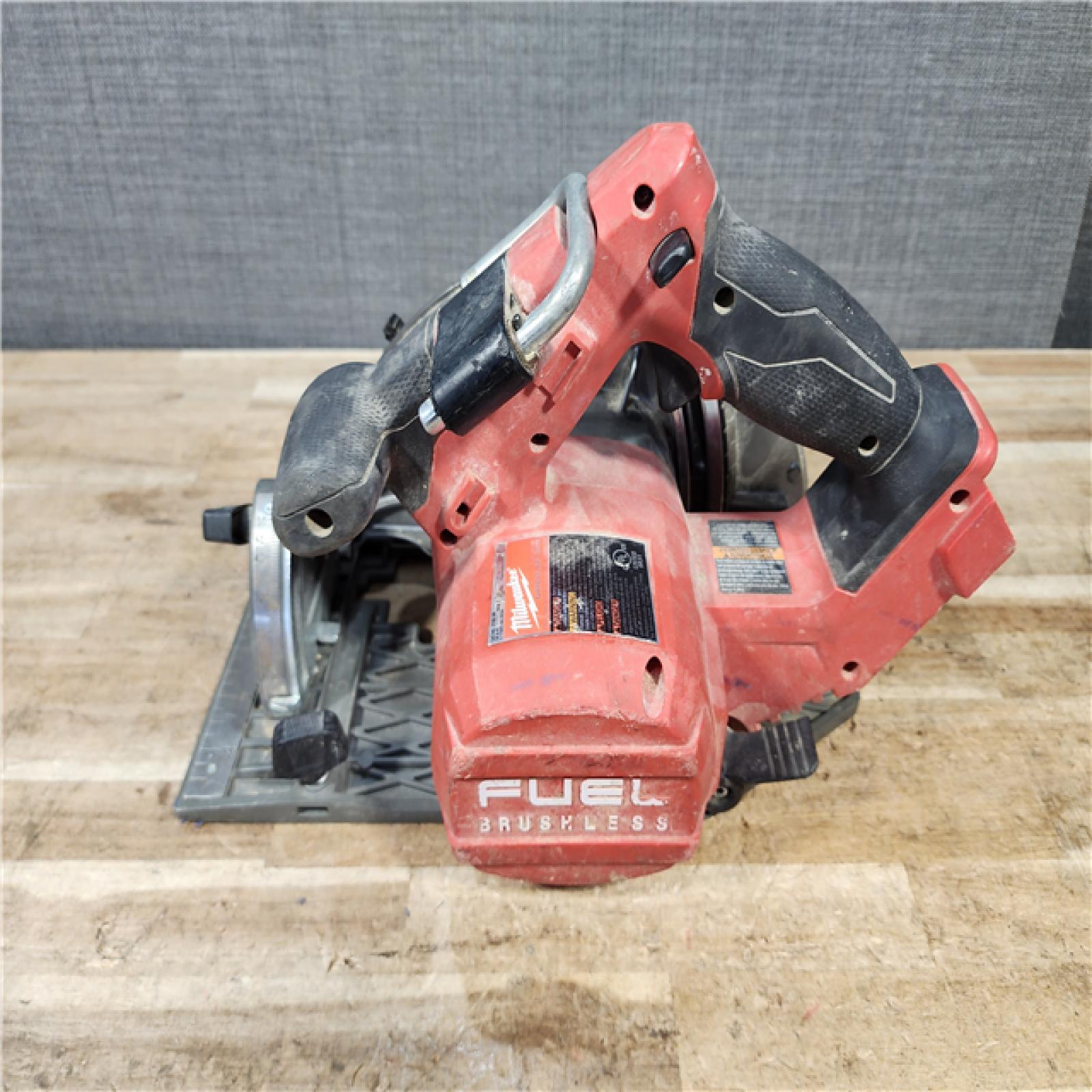 HOUSTON LOCATION - AS - IS Milwaukee FUEL 18V Lithium-Ion Brushless Cordless 7-1/4 in. Circular Saw (Tool-Only)