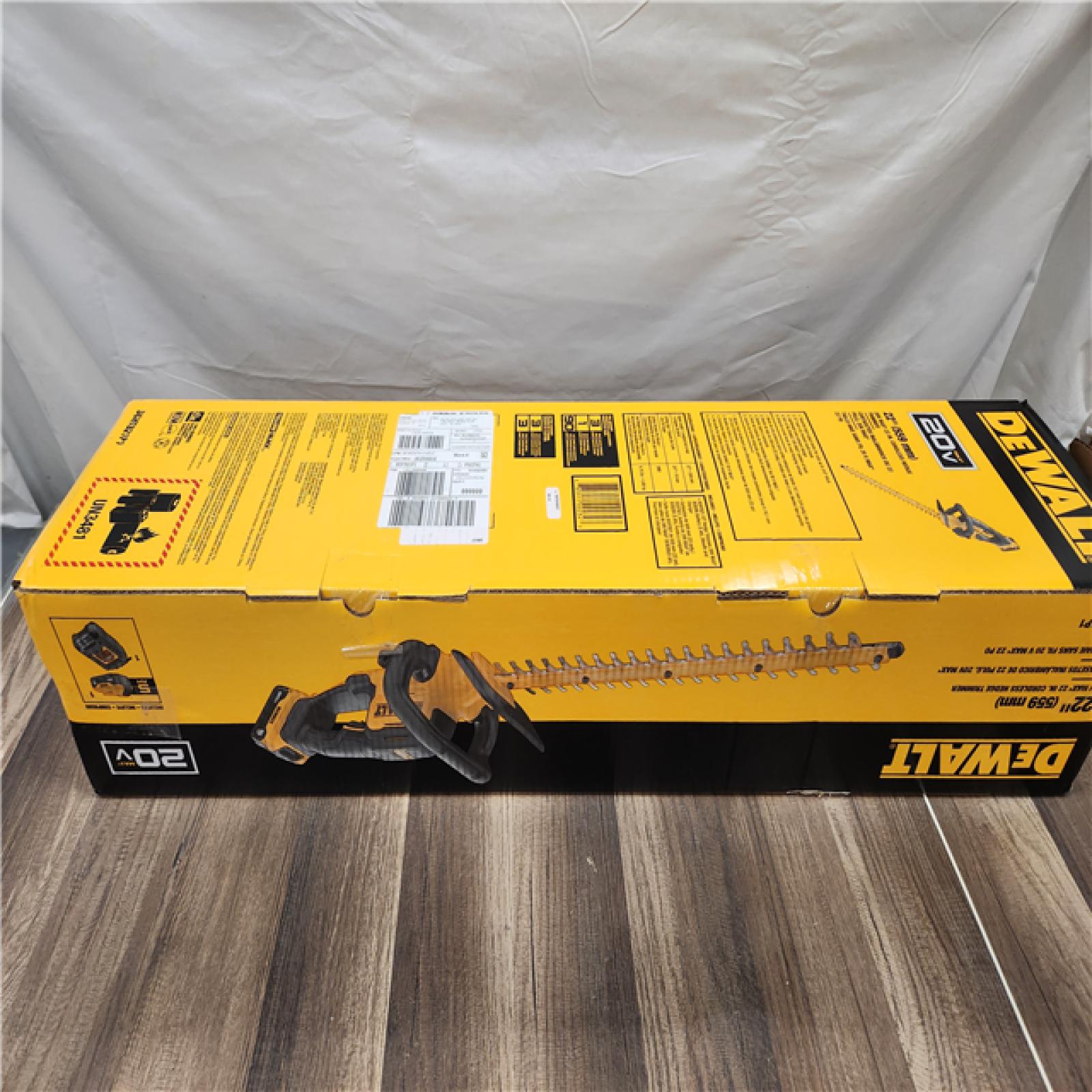 NEW! DeWalt 22 in. 20 V Battery Hedge Trimmer Kit (Battery & Charger)