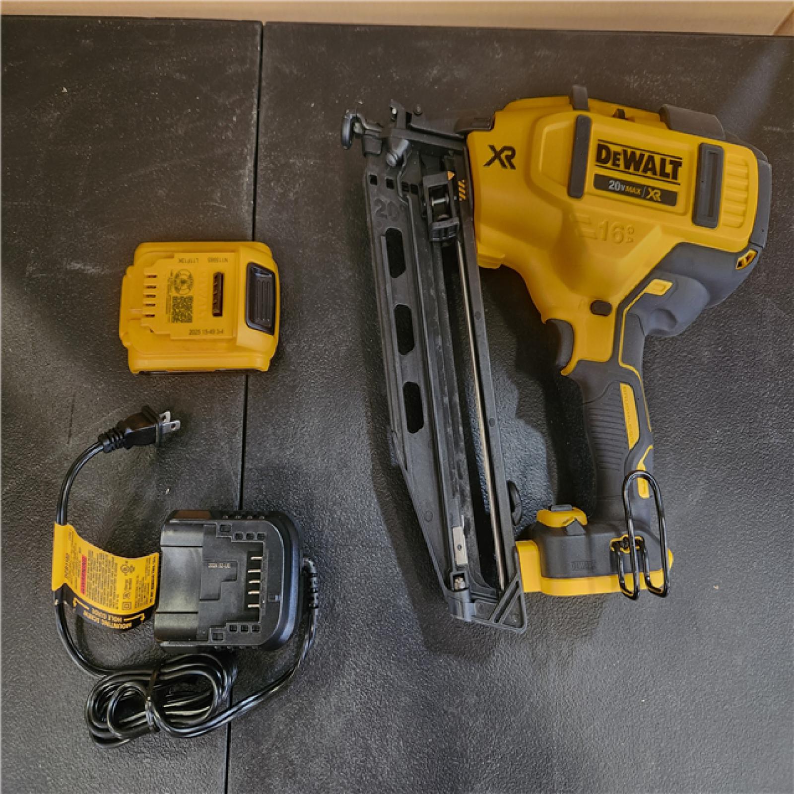 Phoenix NEW DEWALT 20V MAX XR 16-Gauge Electric Cordless Angled Finishing Nailer Kit