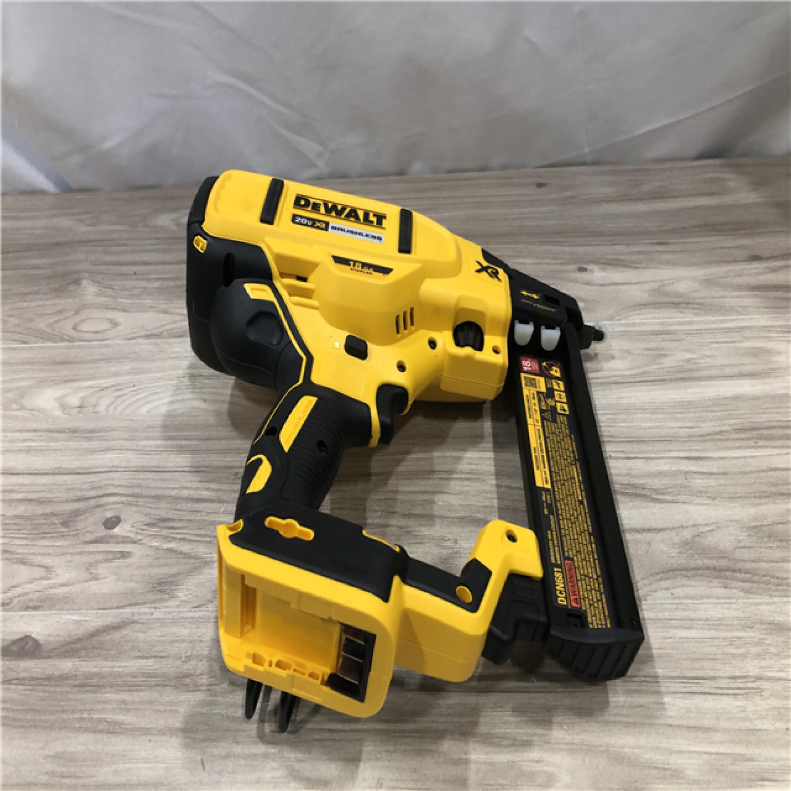 AS-IS DeWALT DCN681D1 20V MAX 18ga Cordless Narrow Crown Stapler Kit