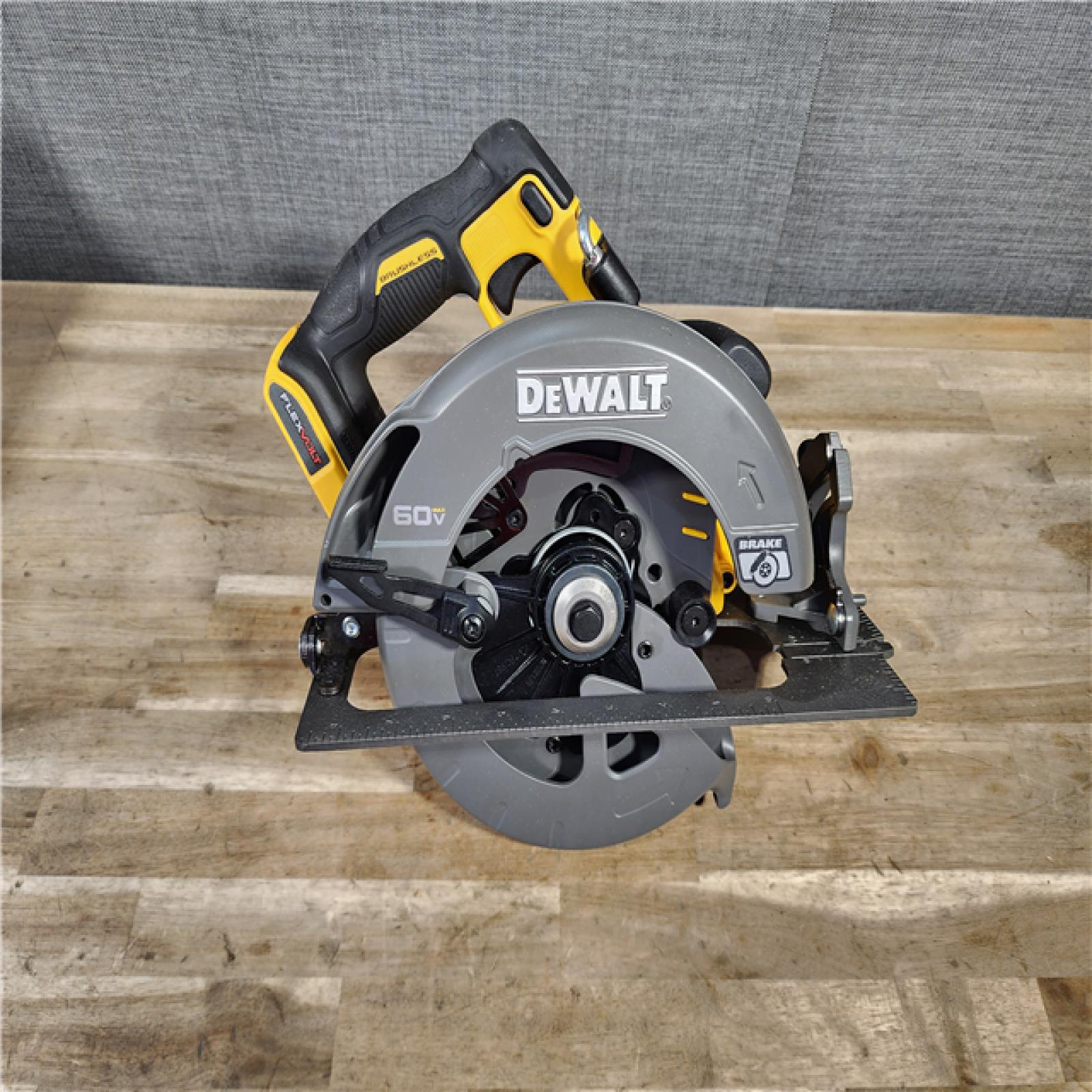 HOUSTON LOCATION - AS-IS DeWALT Flexvolt Max 7-1/4 60V Brushless Circular Saw (Tool Only)
