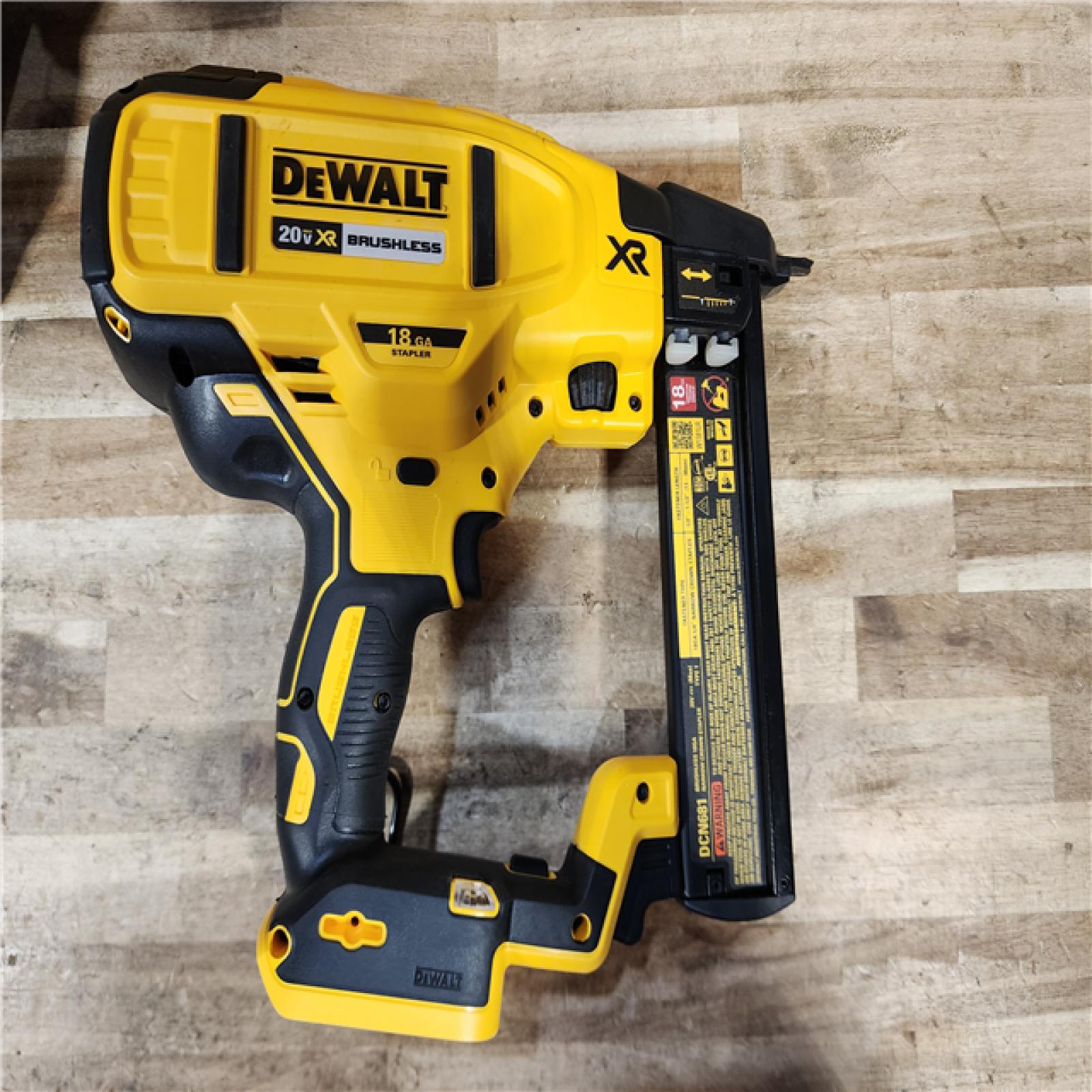HOUSTON LOCATION - AS-IS DEWALT 20V MAX XR Lithium-Ion Cordless 18-Gauge Narrow Crown Stapler Kit