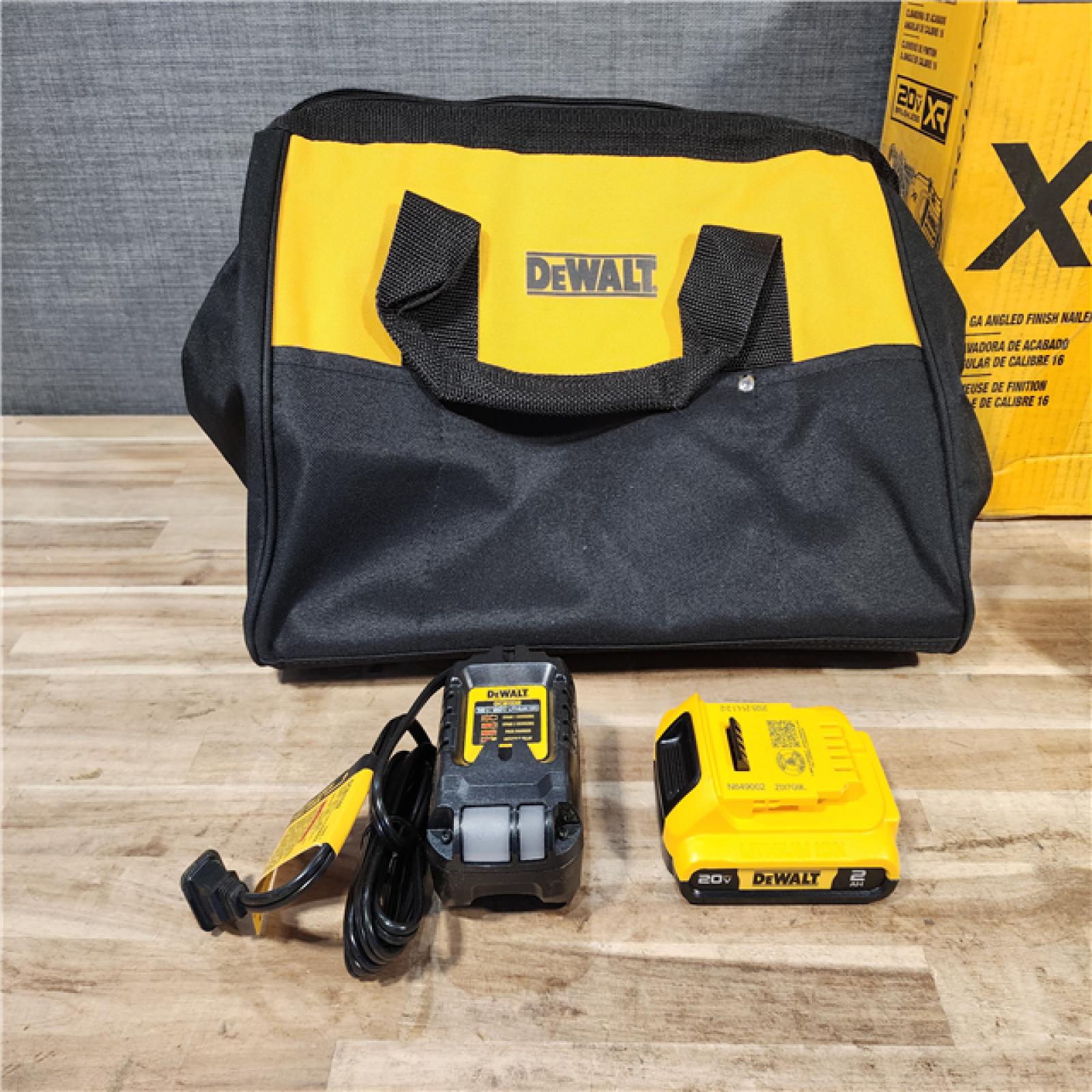 HOUSTON LOCATION - AS-IS DEWALT 20V MAX XR 16-Gauge Electric Cordless Angled Finishing Nailer Kit