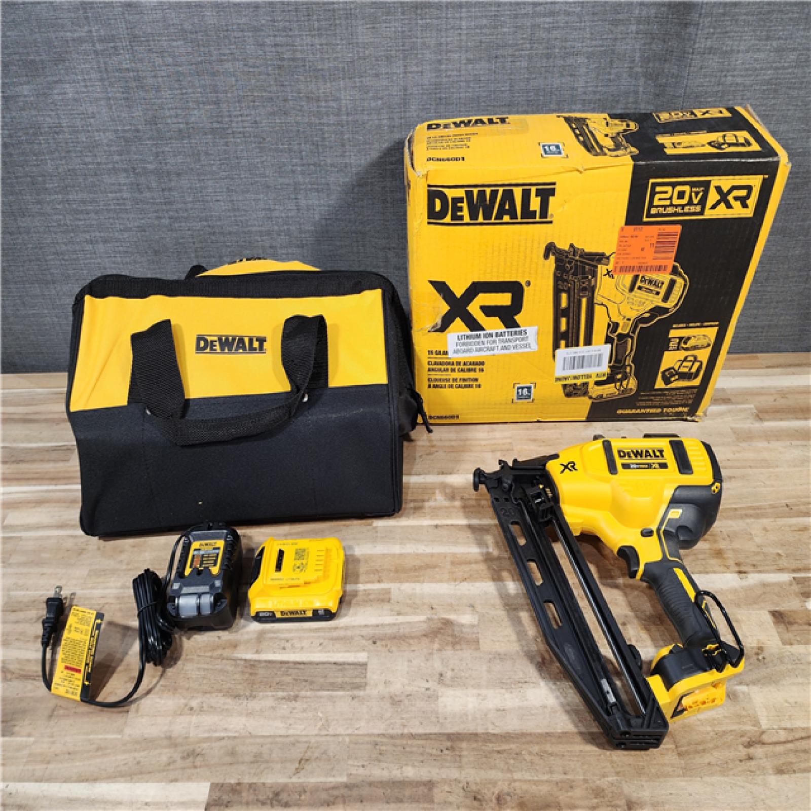 HOUSTON LOCATION - AS-IS DEWALT 20V MAX XR 16-Gauge Electric Cordless Angled Finishing Nailer Kit