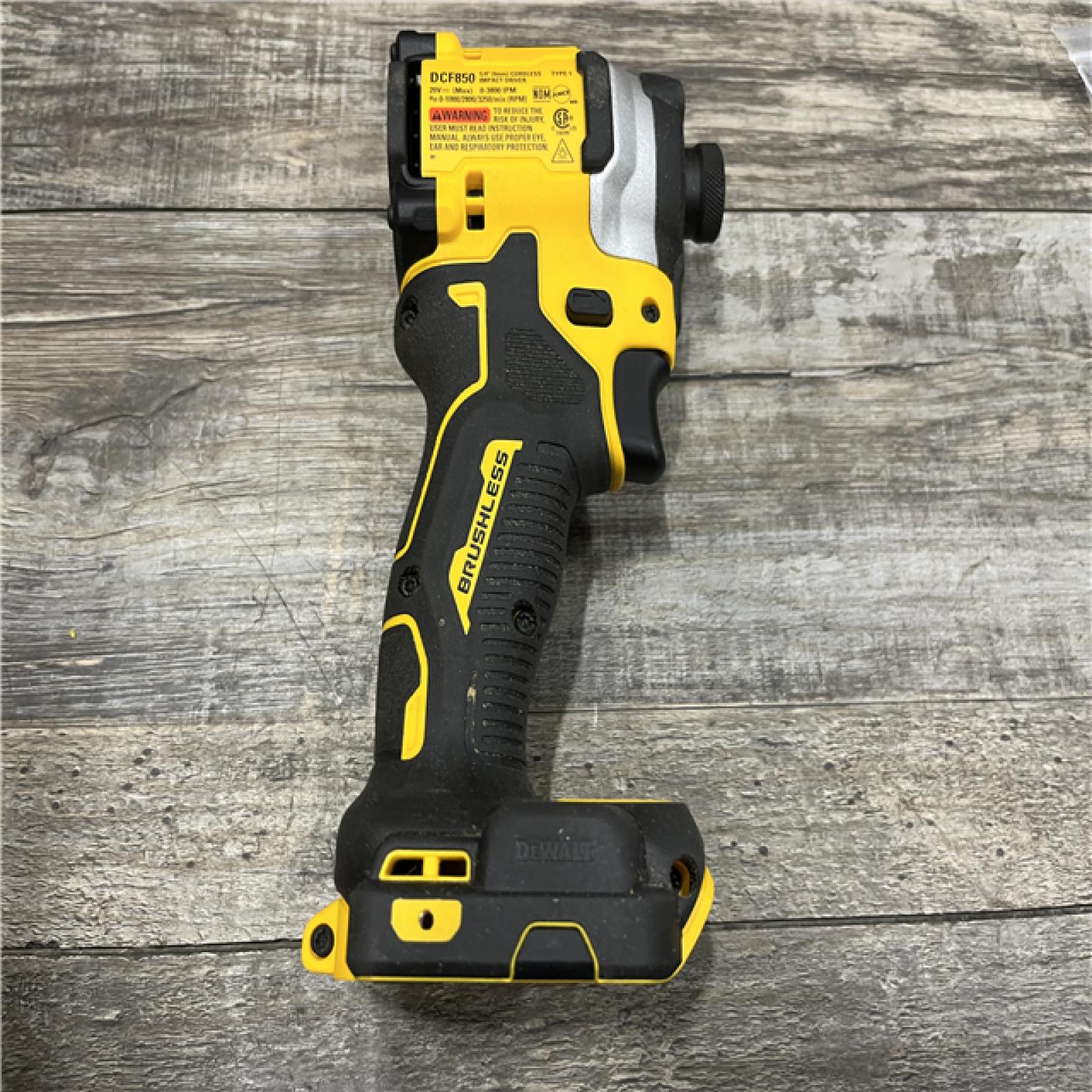 LIKE NEW - DEWALT ATOMIC 20V MAX Lithium-Ion Cordless 1/4 in. Brushless Impact Driver Kit