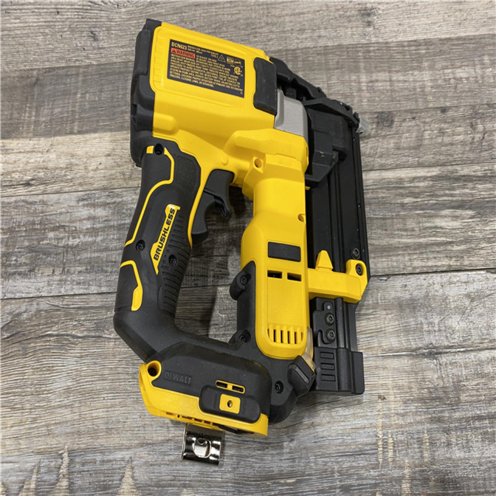 AS-IS DEWALT ATOMIC 20V MAX Lithium Ion Cordless 23 Gauge Pin Nailer Kit