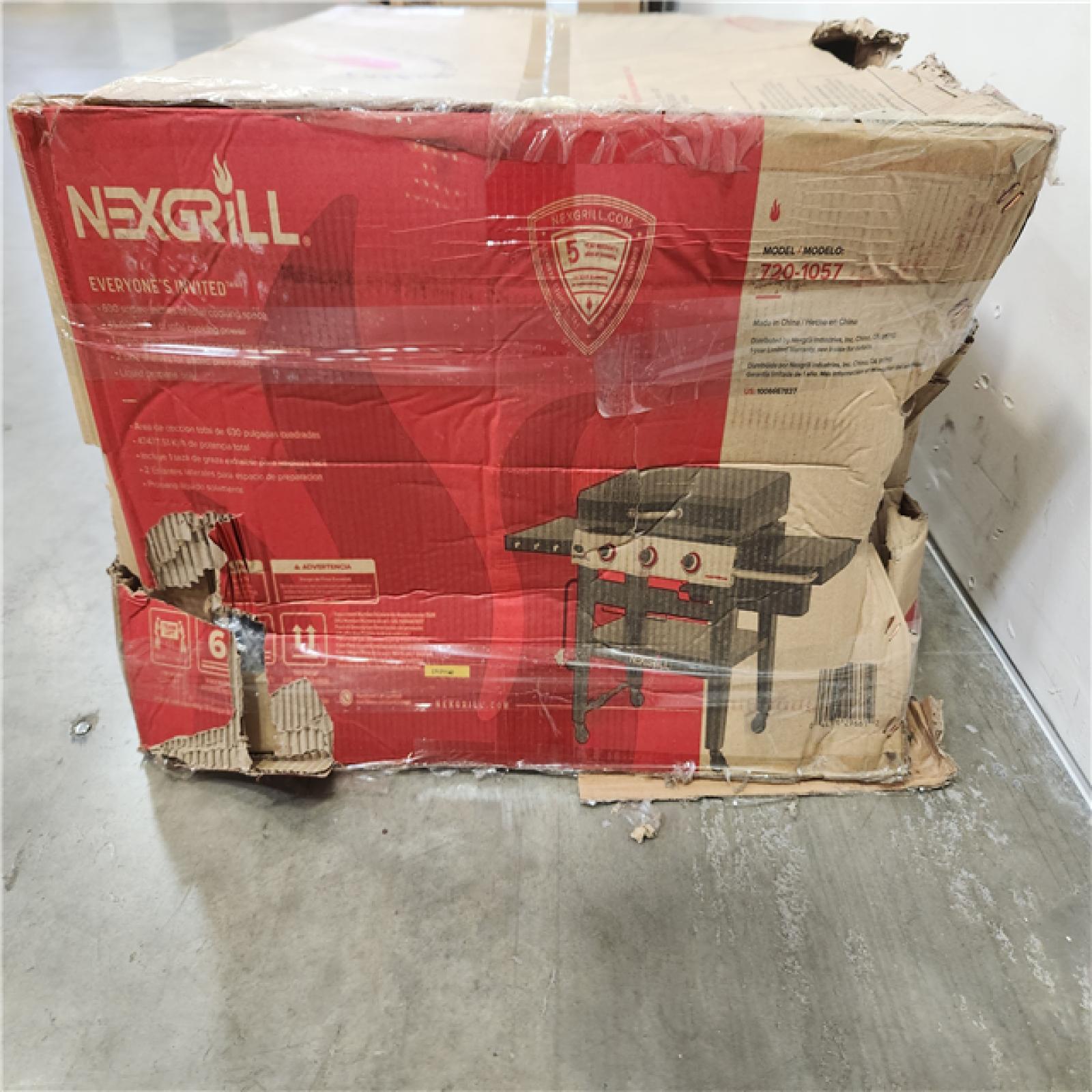 Phoenix Location Appears NEW Nexgrill Daytona 3-Burner Propane Gas Grill 30 in. Flat Top Griddle in Black with Lid