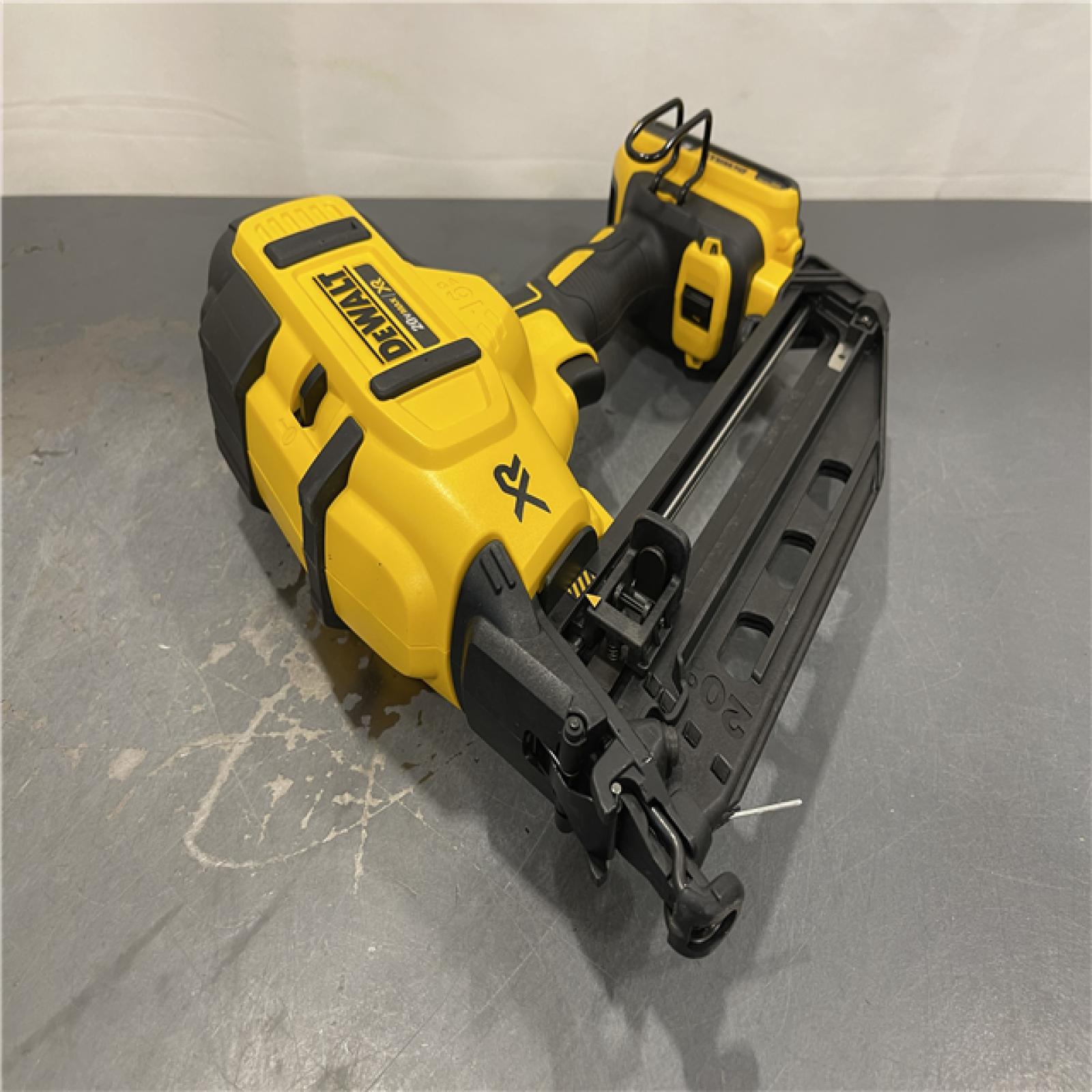 AS-IS - DeWalt 20V MAX XR 16-Gauge Electric Cordless Angled Finishing Nailer Kit
