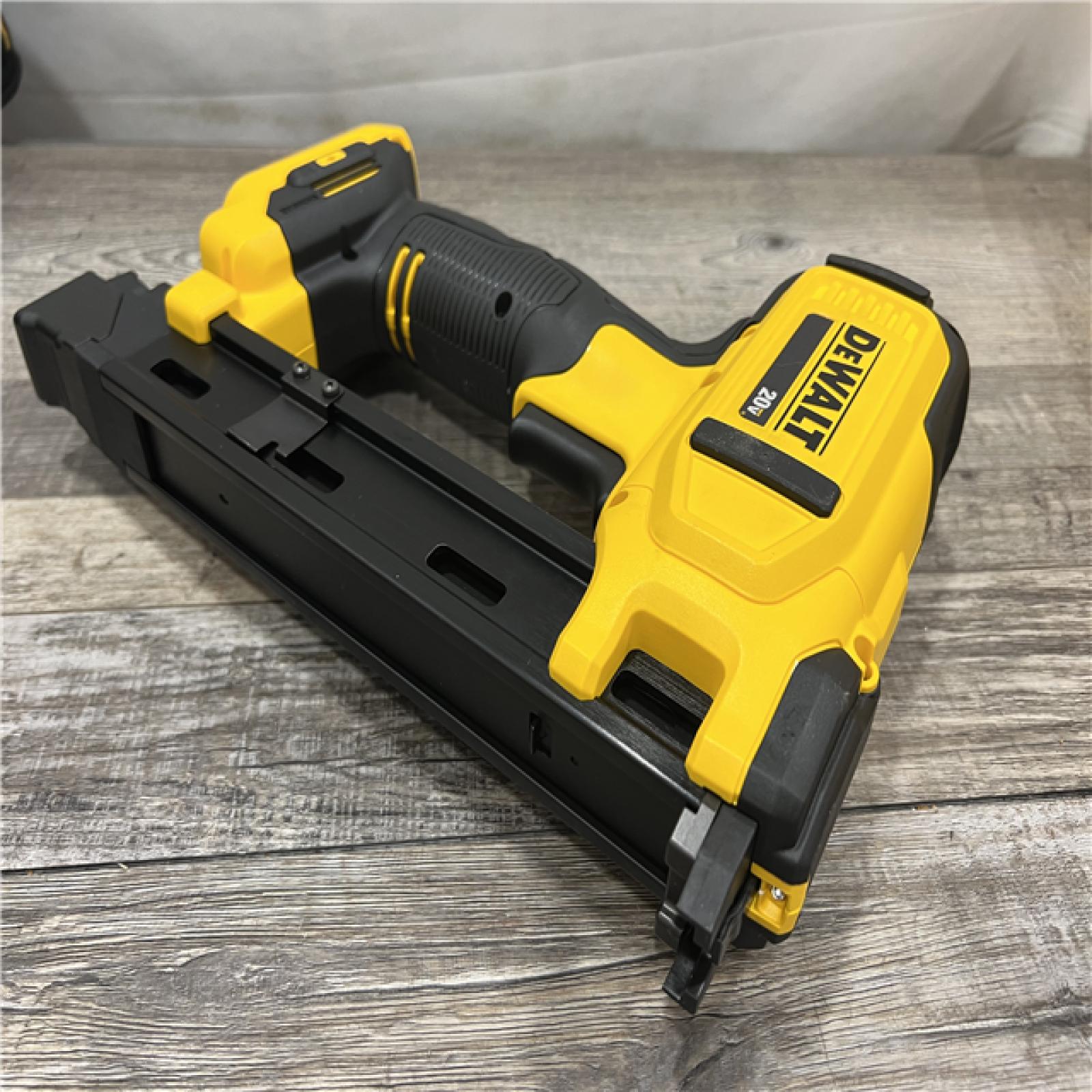 ASIS DEWALT Cordless Cable Stapler KIT