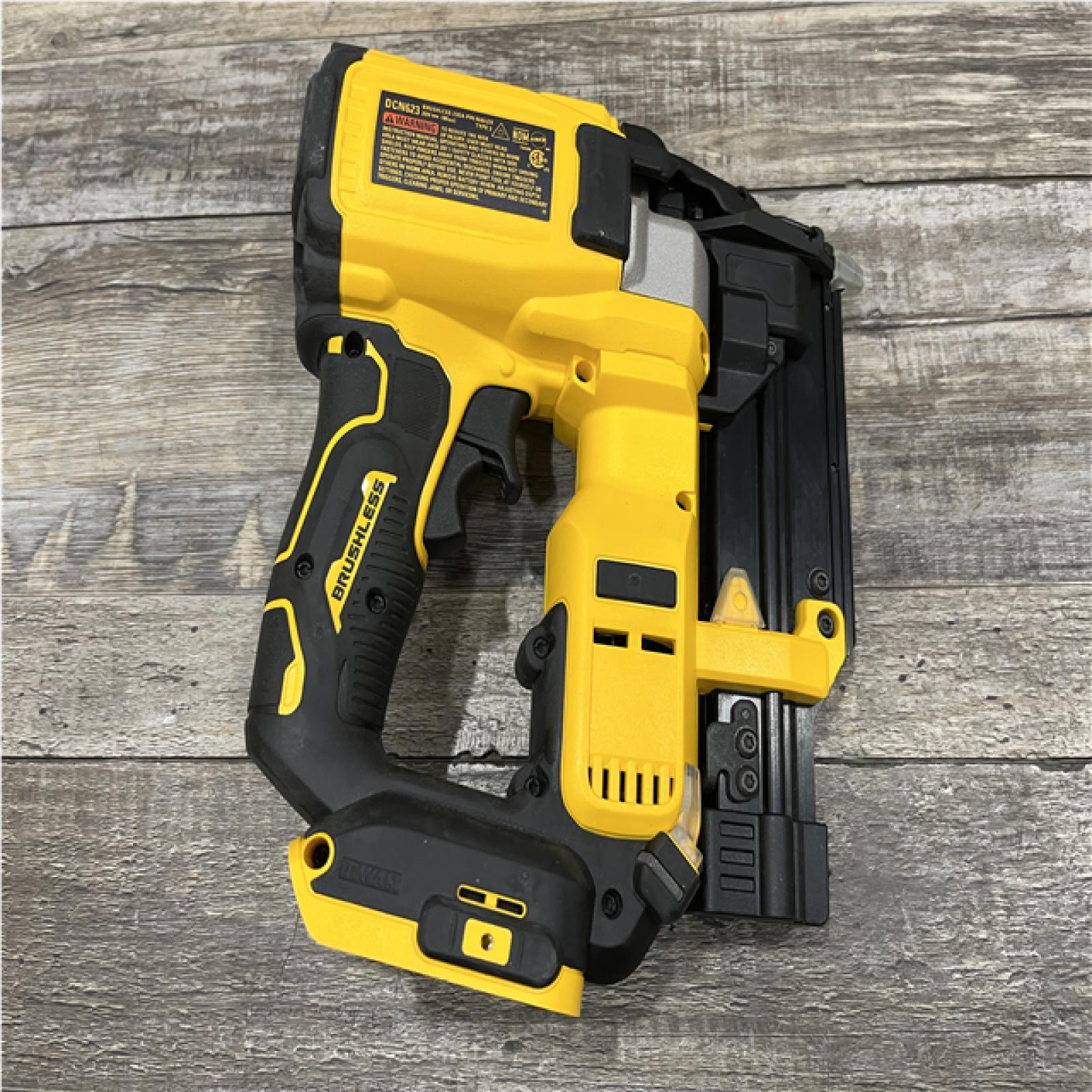 AS-IS DEWALT ATOMIC 20V MAX Lithium Ion Cordless 23 Gauge Pin Nailer Kit