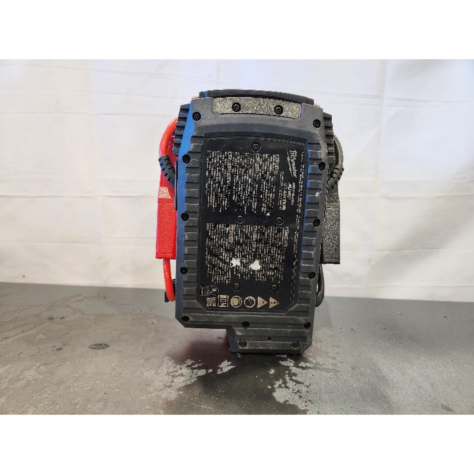 AS-IS- Milwaukee M18 18V Lithium-Ion Cordless 2000 Peak Amp HOTSHOT Jump Starter (Tool-Only)