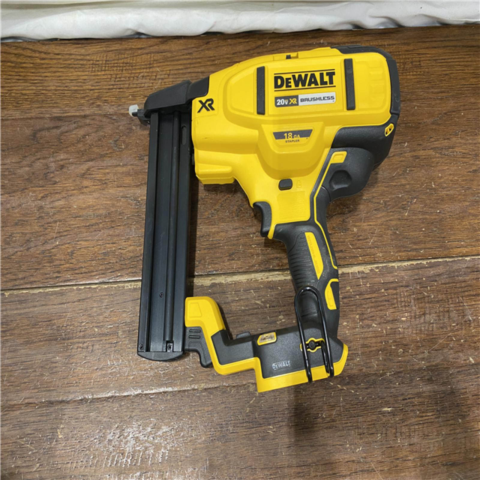 AS-IS DEWALT 20V-MAX XR 18GA BRAD NAILER KIT