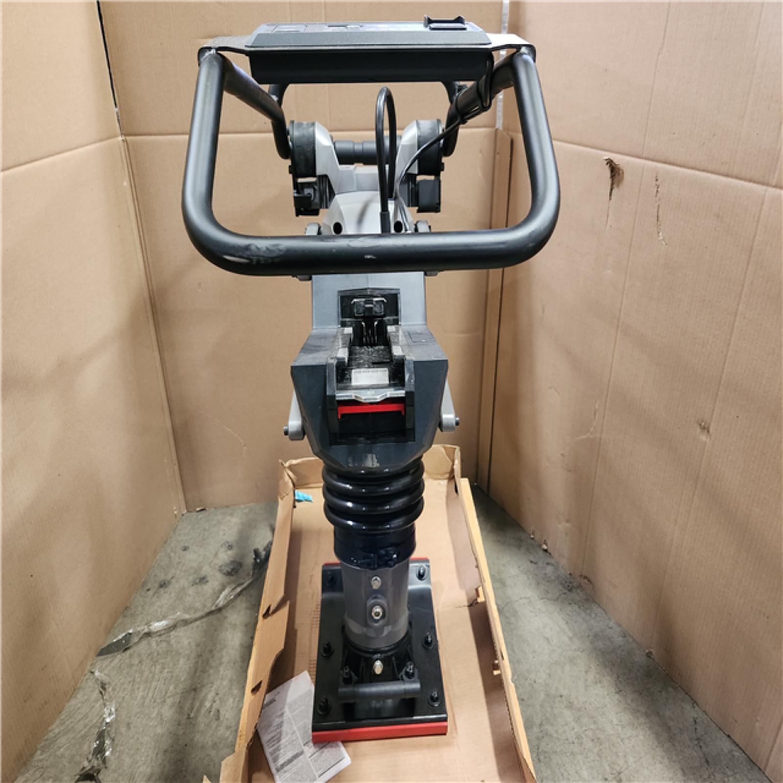Phoenix Location Milwaukee MX FUEL 70 KG hammer Kit with (2) MX FUEL FORGE HD12.0 Batteries and (1) MX FUEL Super Charger