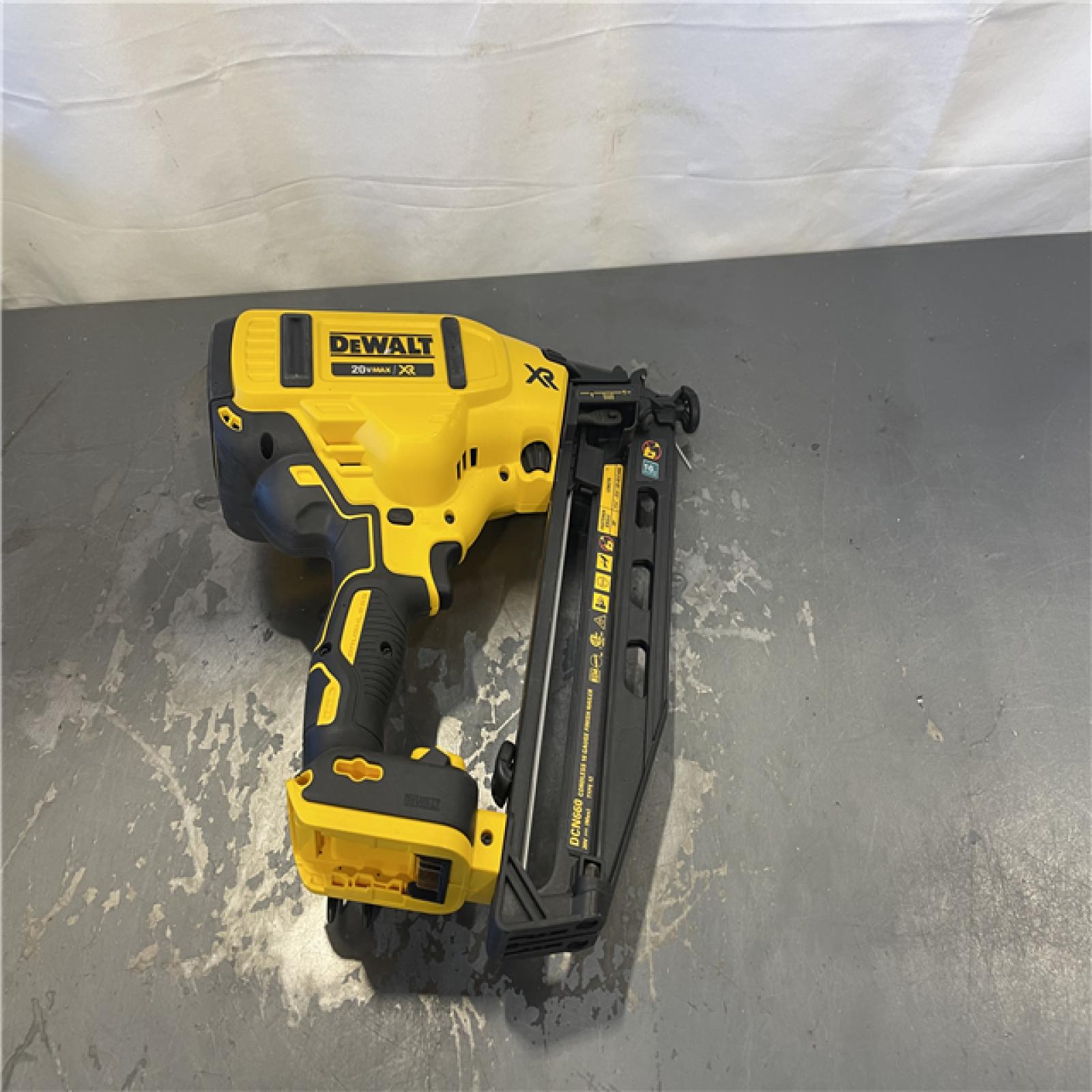 AS-IS- DeWalt 20V 16 Gauge Cordless Angled Finish Nailer Kit W/ 2Ah Battery