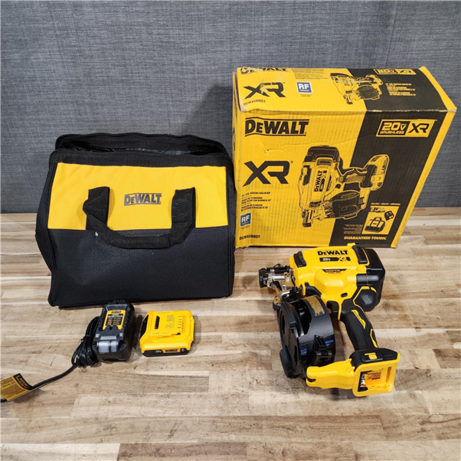 HOUSTON LOCATION - AS-IS (APPEAR LIKE NEW) DEWALT 20V MAX Lithium-Ion 15-Degree Electric Cordless Roofing Nailer Kit
