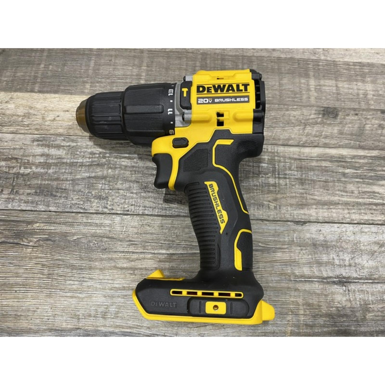 LIKE NEW - DEWALT ATOMIC 20V Cordless 1/2 in. Compact Hammer Drill Kit