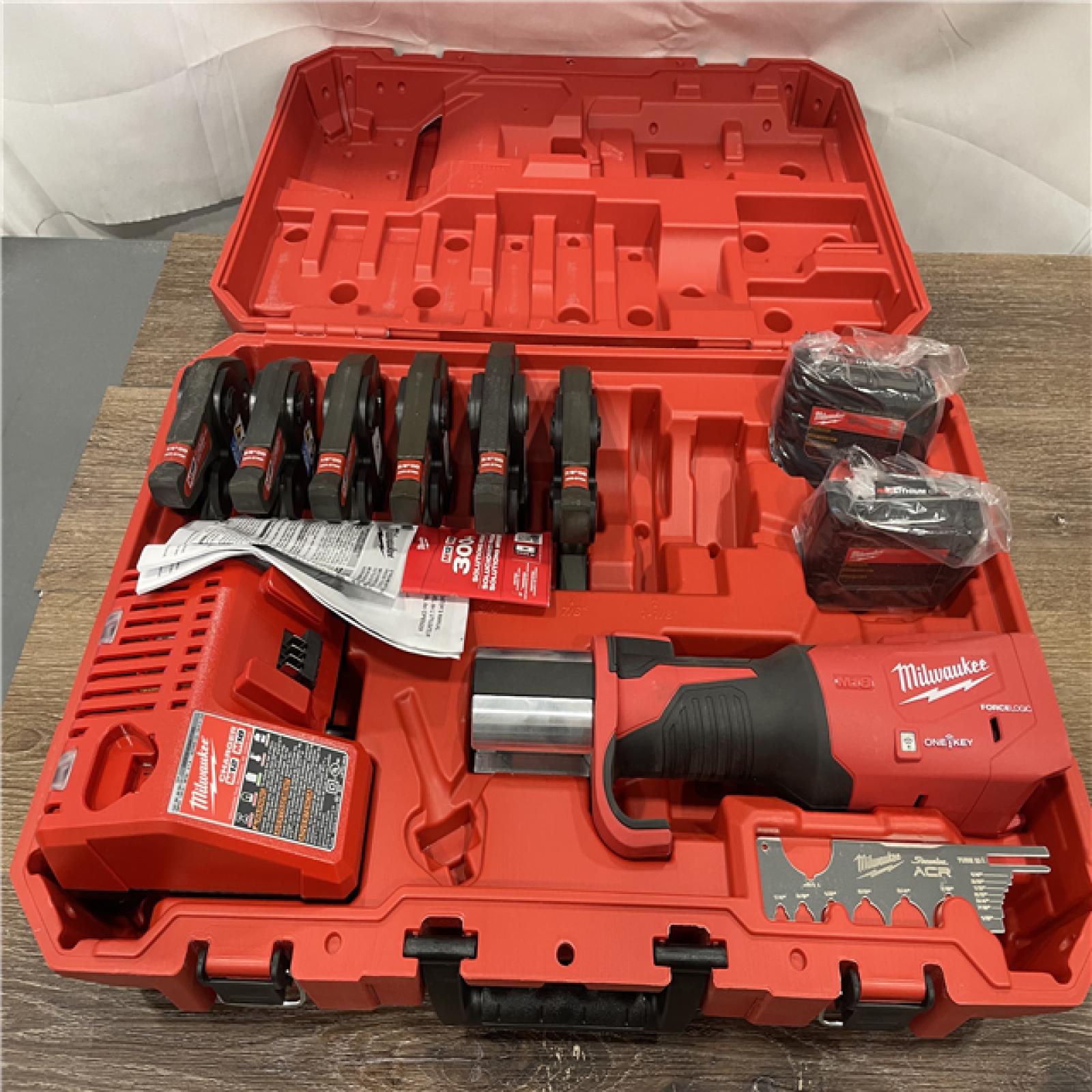 Milwaukee 2922-22M M18 FORCE LOGIC Press Tool Kit W/ One-Key with 1/4 -7/8  Streamline ACR Jaws Appears in good condition
