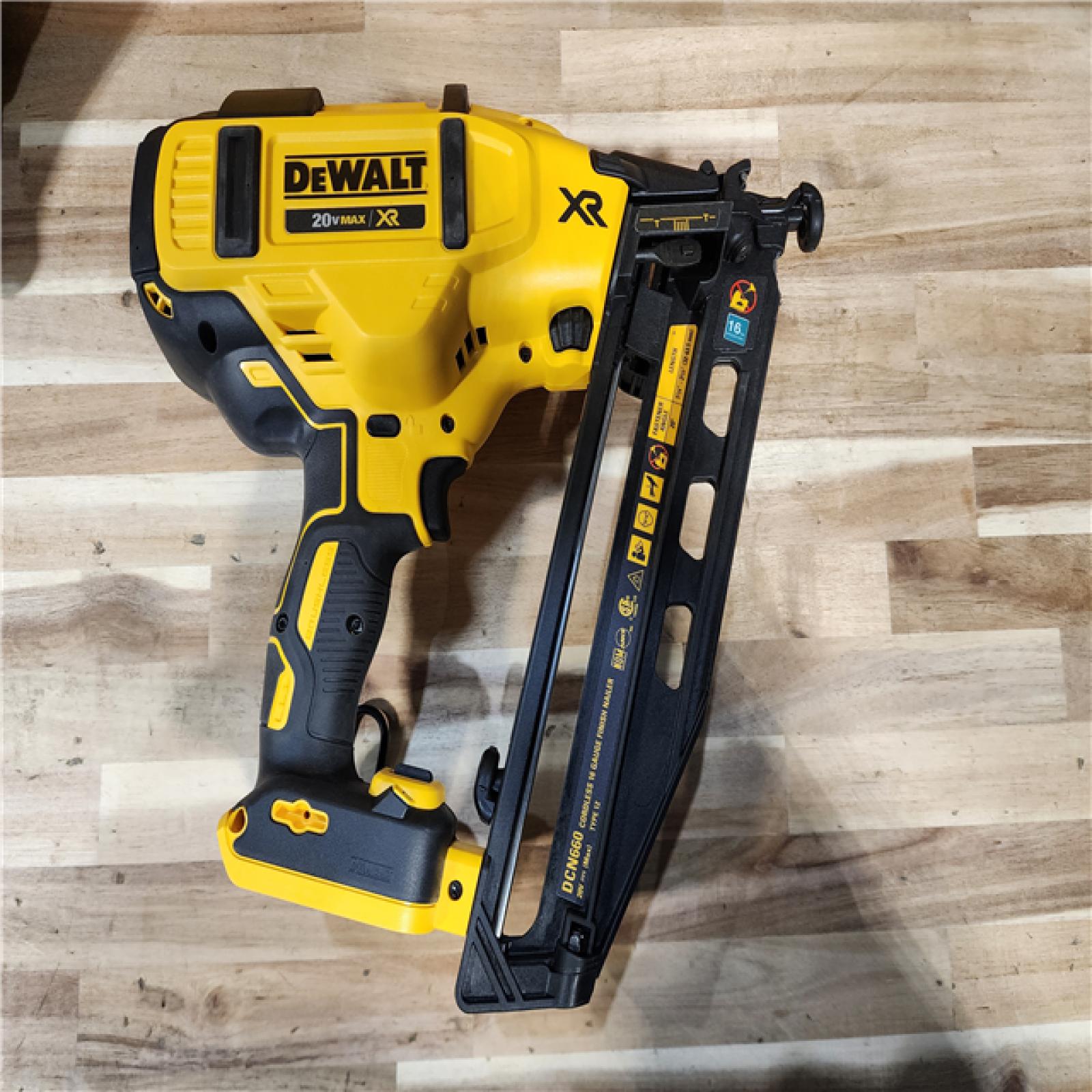 HOUSTON LOCATION - AS-IS DEWALT 20V MAX XR 16-Gauge Electric Cordless Angled Finishing Nailer Kit