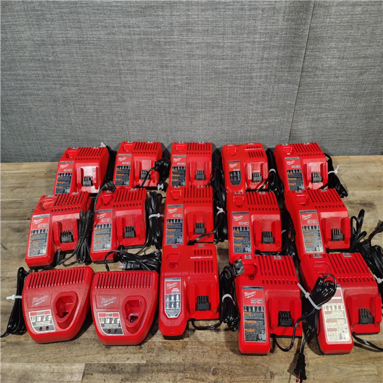 HOUSTON LOCATION - AS-IS MILWAUKEE BATTERY CHARGER PACK QTY - 15