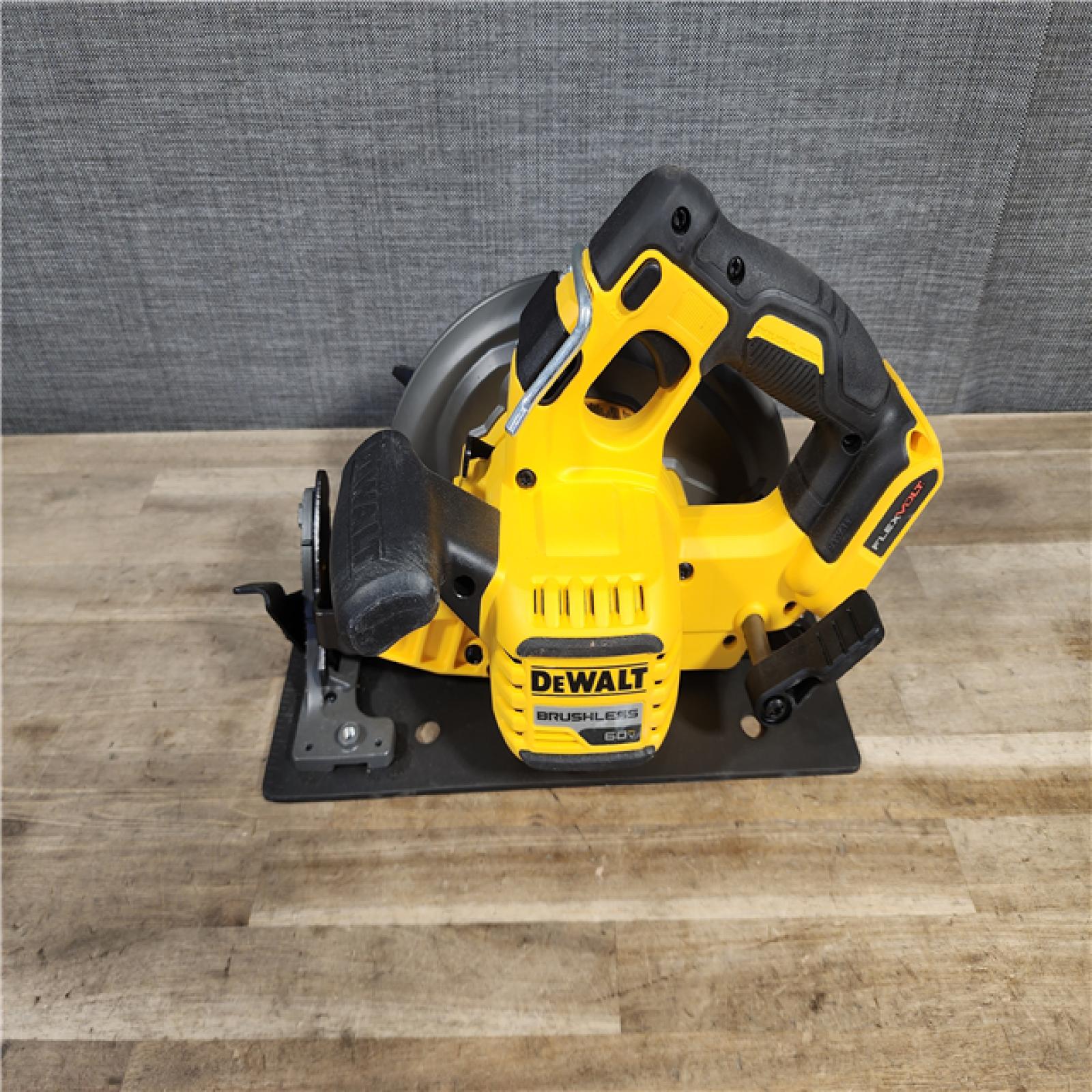 HOUSTON LOCATION - AS-IS DeWALT Flexvolt Max 7-1/4 60V Brushless Circular Saw (Tool Only)