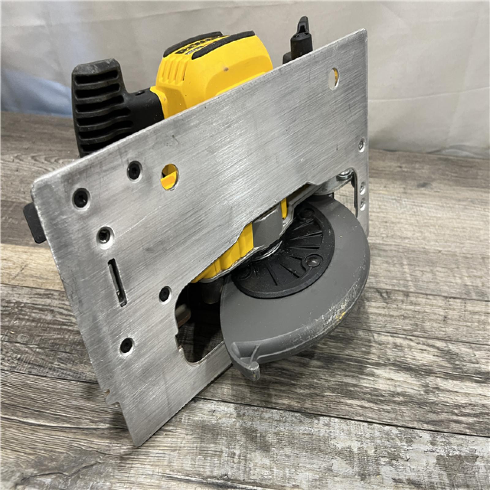 AS-IS DEWALT 20V MAX Cordless Brushless 7-1/4 in. Sidewinder Style Circular Saw with FLEXVOLT ADVANTAGE (Tool Only)