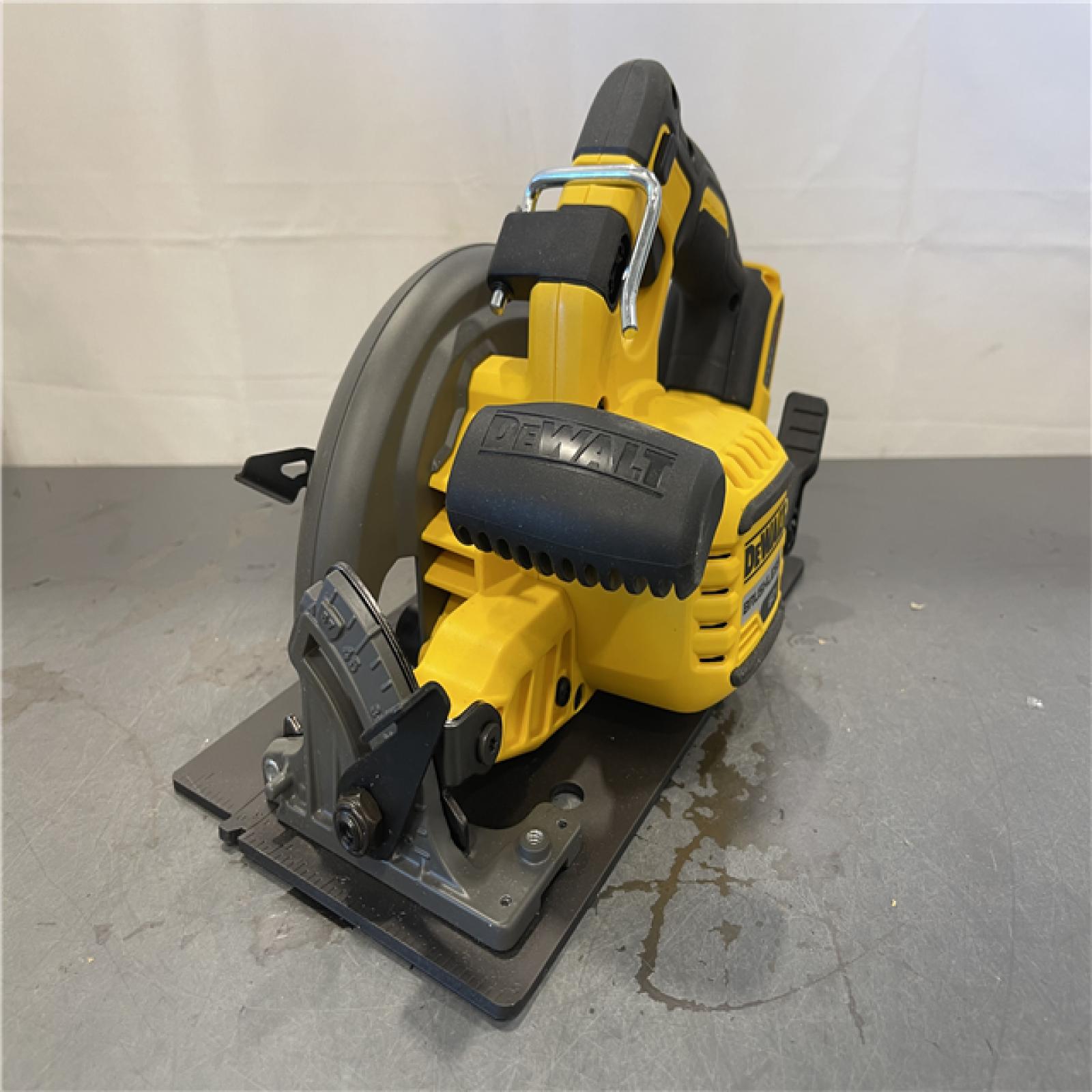 AS-IS - DeWALT FLEXVOLT 60V MAX Cordless Brushless 7-1/4 in. Circular Saw with Brake
