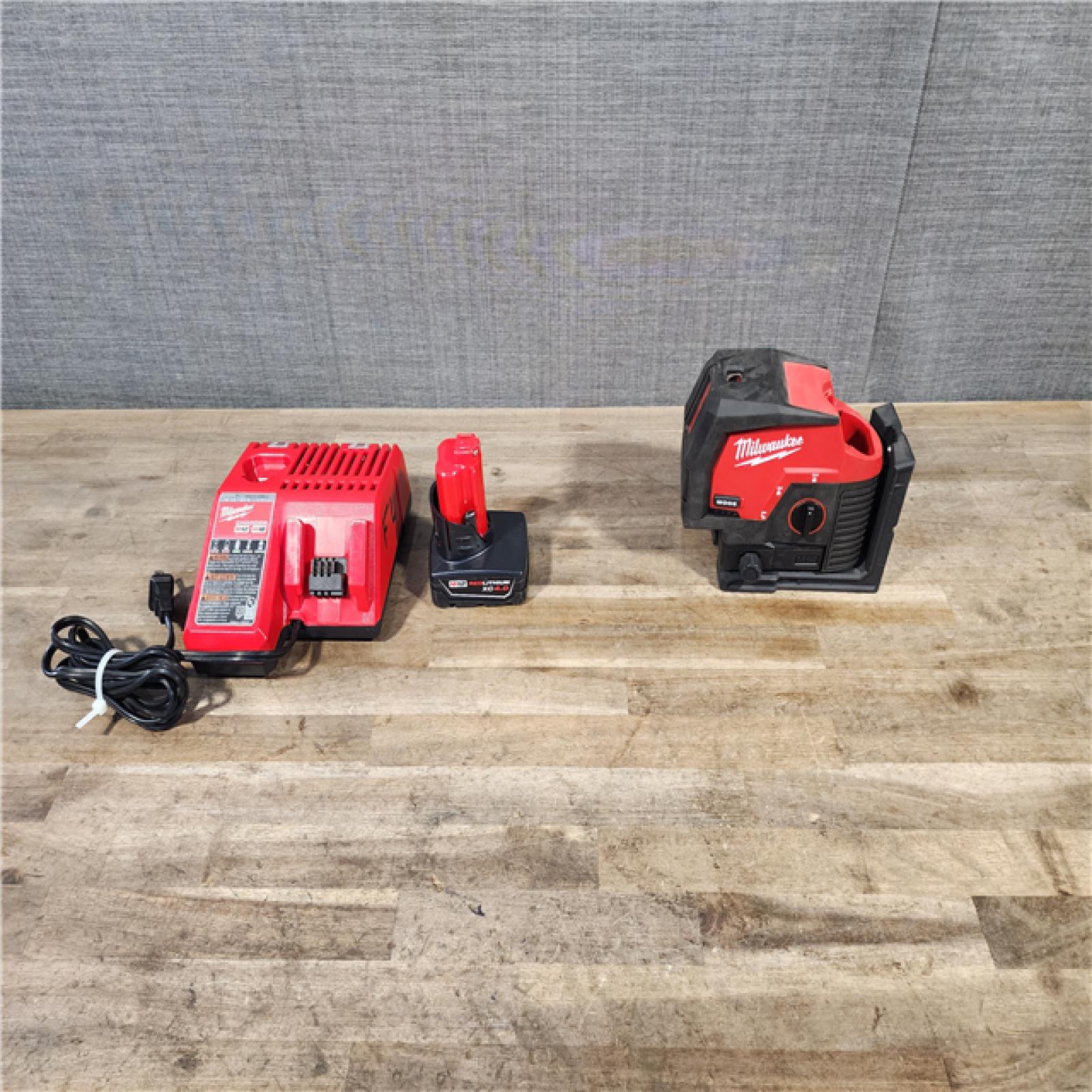 HOUSTON LOCATION - AS-IS Milwaukee Green 125 Ft. Cross Line and Plumb Points Laser Level Kit