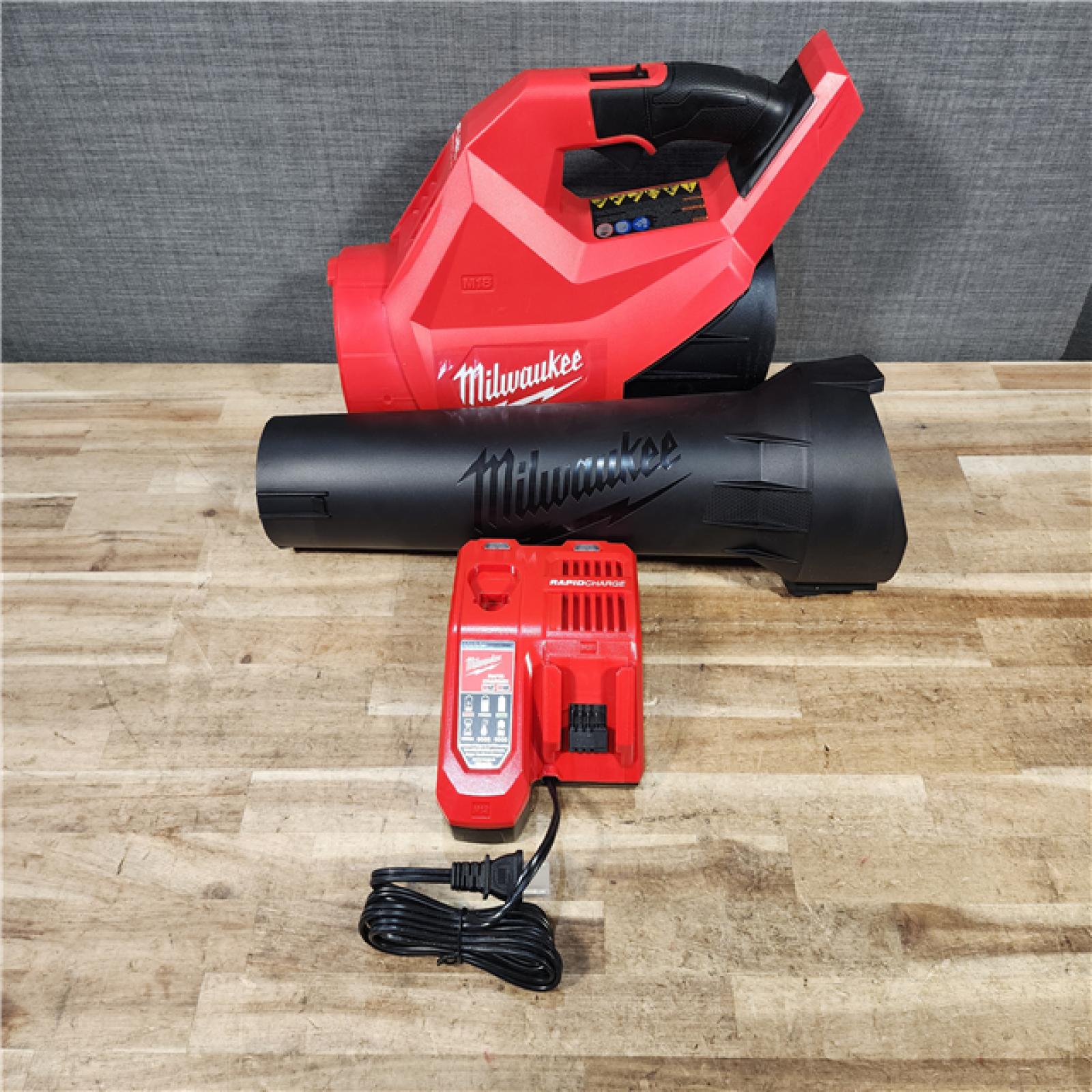 HOUSTON LOCATION - AS - IS Milwaukee FUEL 120 MPH 500 CFM 18V Brushless Cordless Battery Powered Leaf Blower Kit