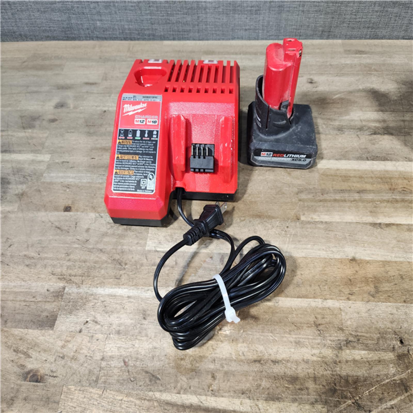 HOUSTON LOCATION - AS-IS Milwaukee Green 125 Ft. Cross Line and Plumb Points Laser Level Kit