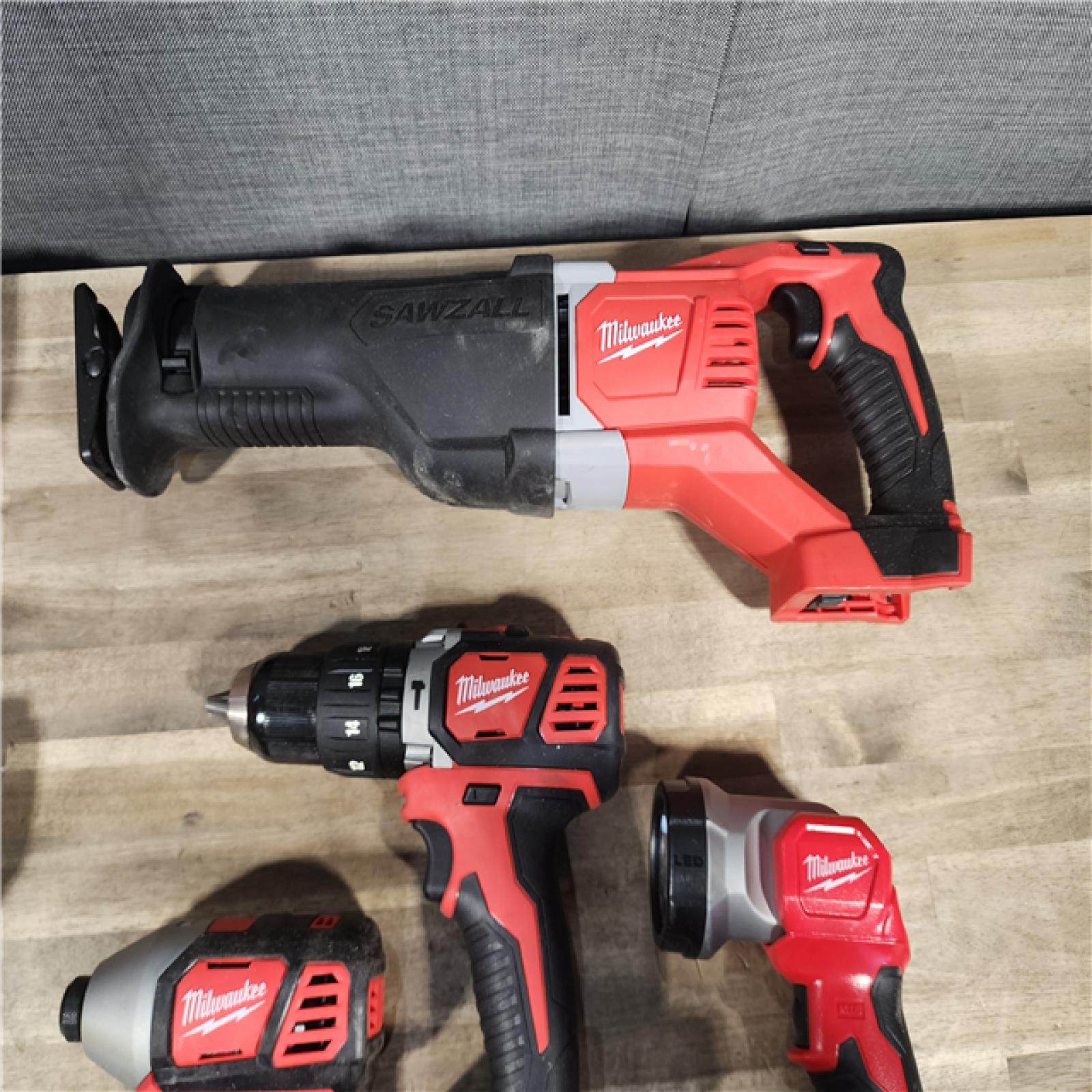 HOUSTON LOCATION - AS-IS (APPEARS LIKE NEW) MILWAUKEE 4 TOOL COMBO KIT W/ (2) BATTERY & CHARGER