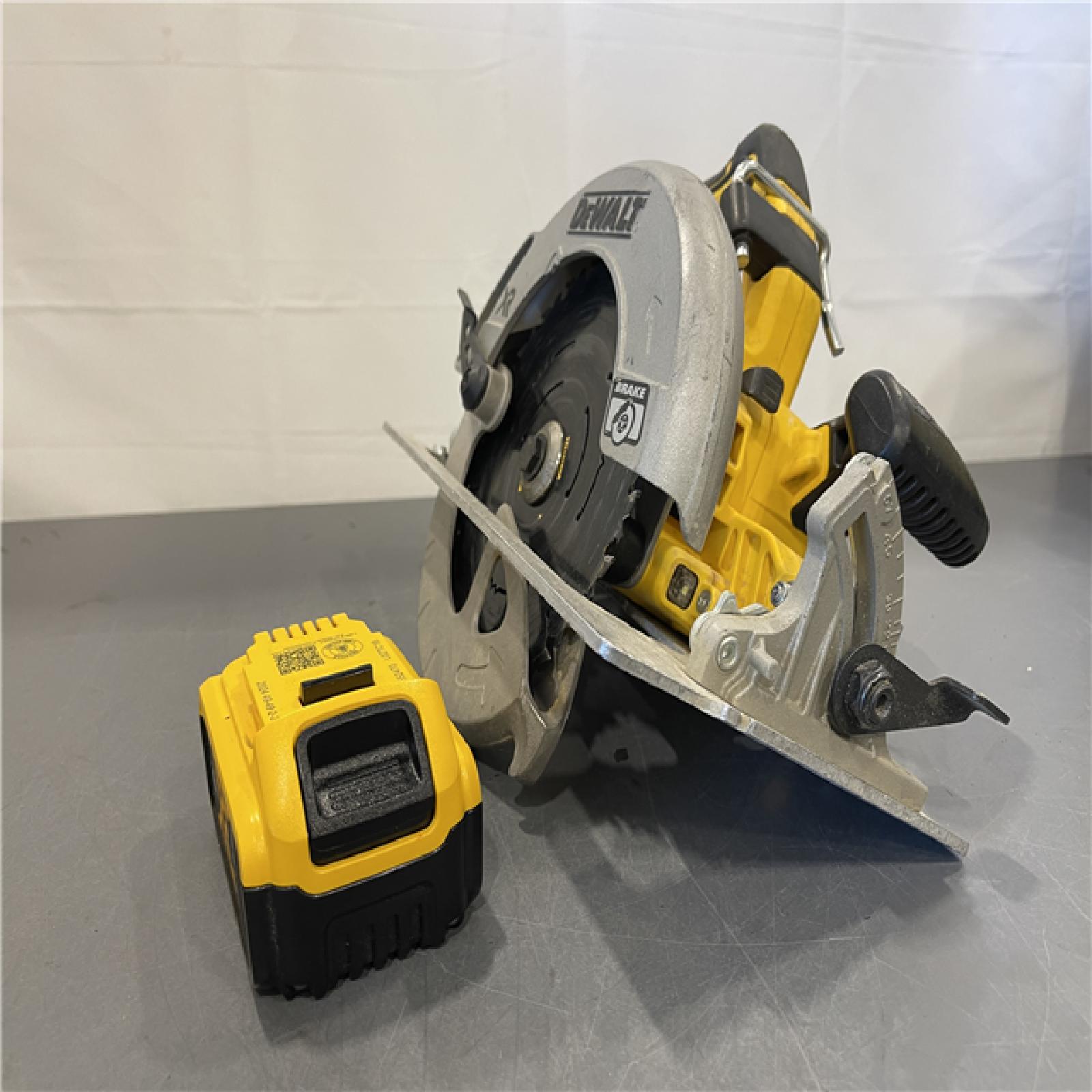 AS-IS - DeWalt 20V MAX Cordless Brushless 7-1/4 in. Circular Saw and (1) 20V MAX Premium Lithium-Ion 5.0Ah Battery