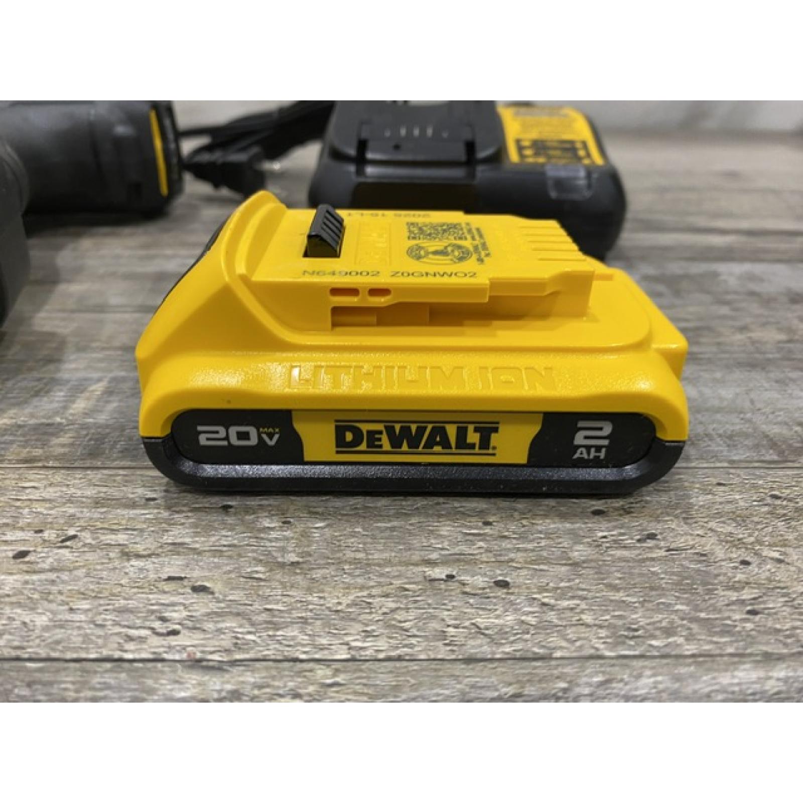 LIKE NEW - DEWALT 20V MAX Cordless Battery Powered Pruner Kit