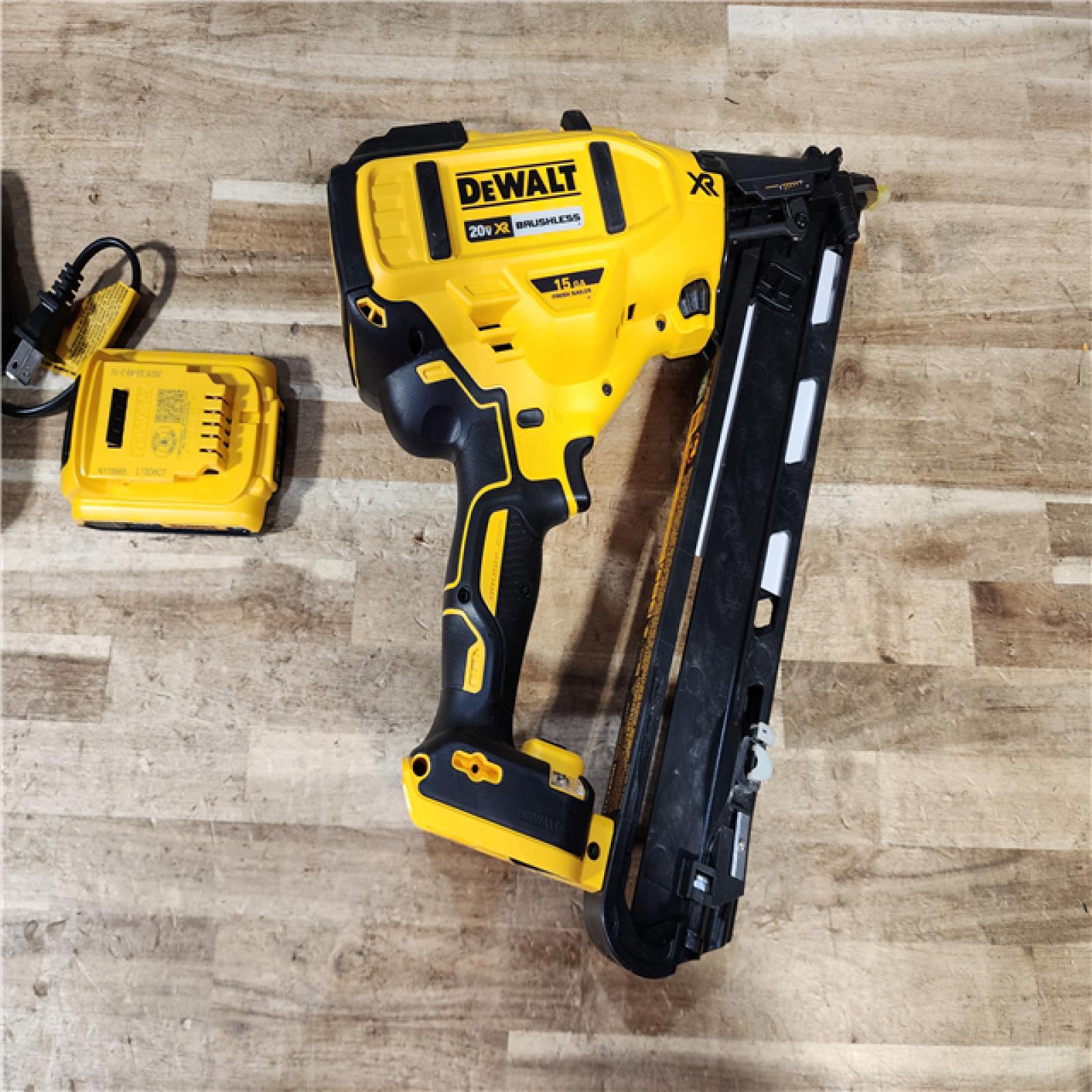 HOUSTON LOCATION - AS - IS DEWALT 20V MAX XR Lithium-Ion Cordless 2-1/2 in. 15-Gauge Finish Nailer Kit