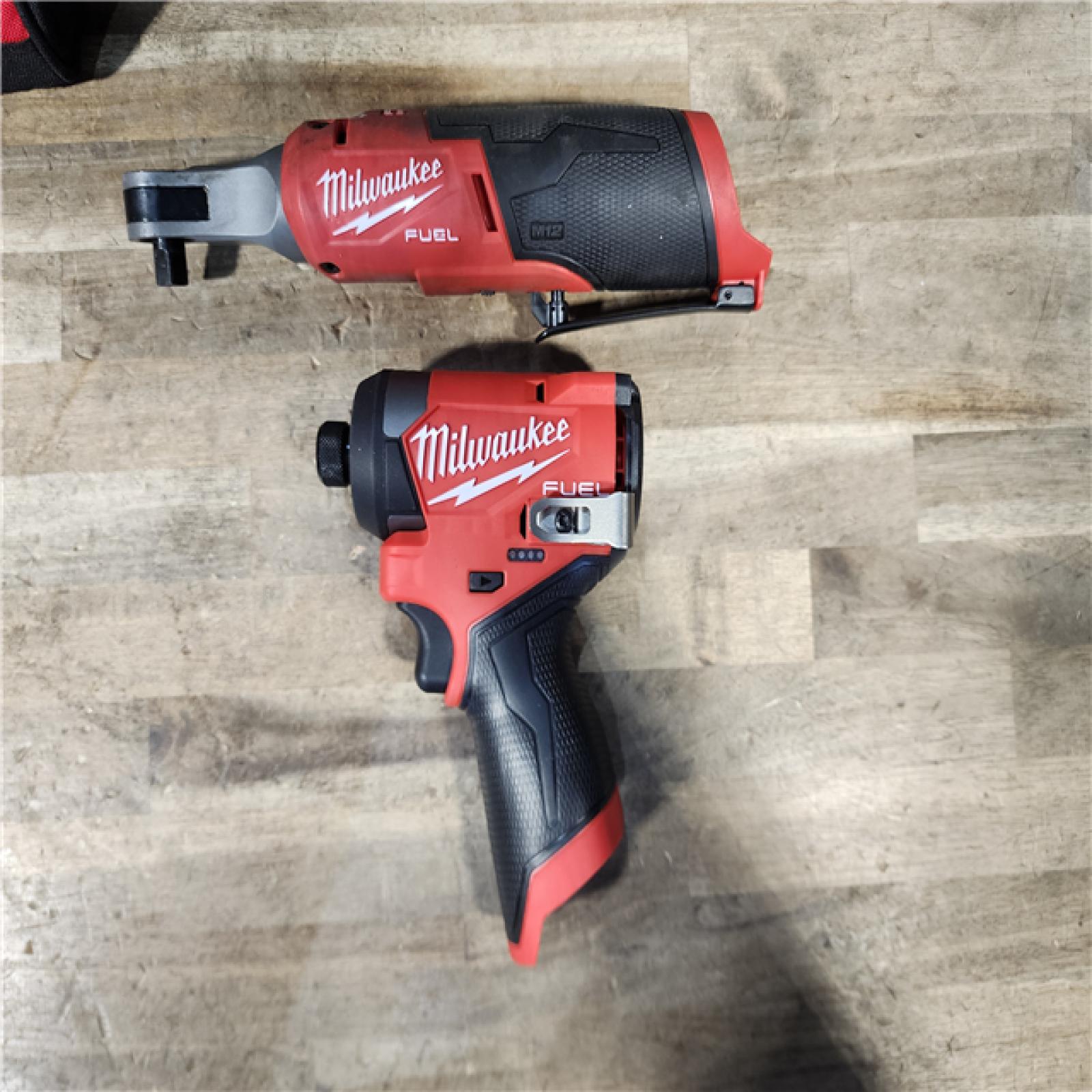 HOUSTON LOCATION - AS-IS MILWAUKEE 2 TOOL COMBO KIT W/ (2) BATTERY & CHARGER