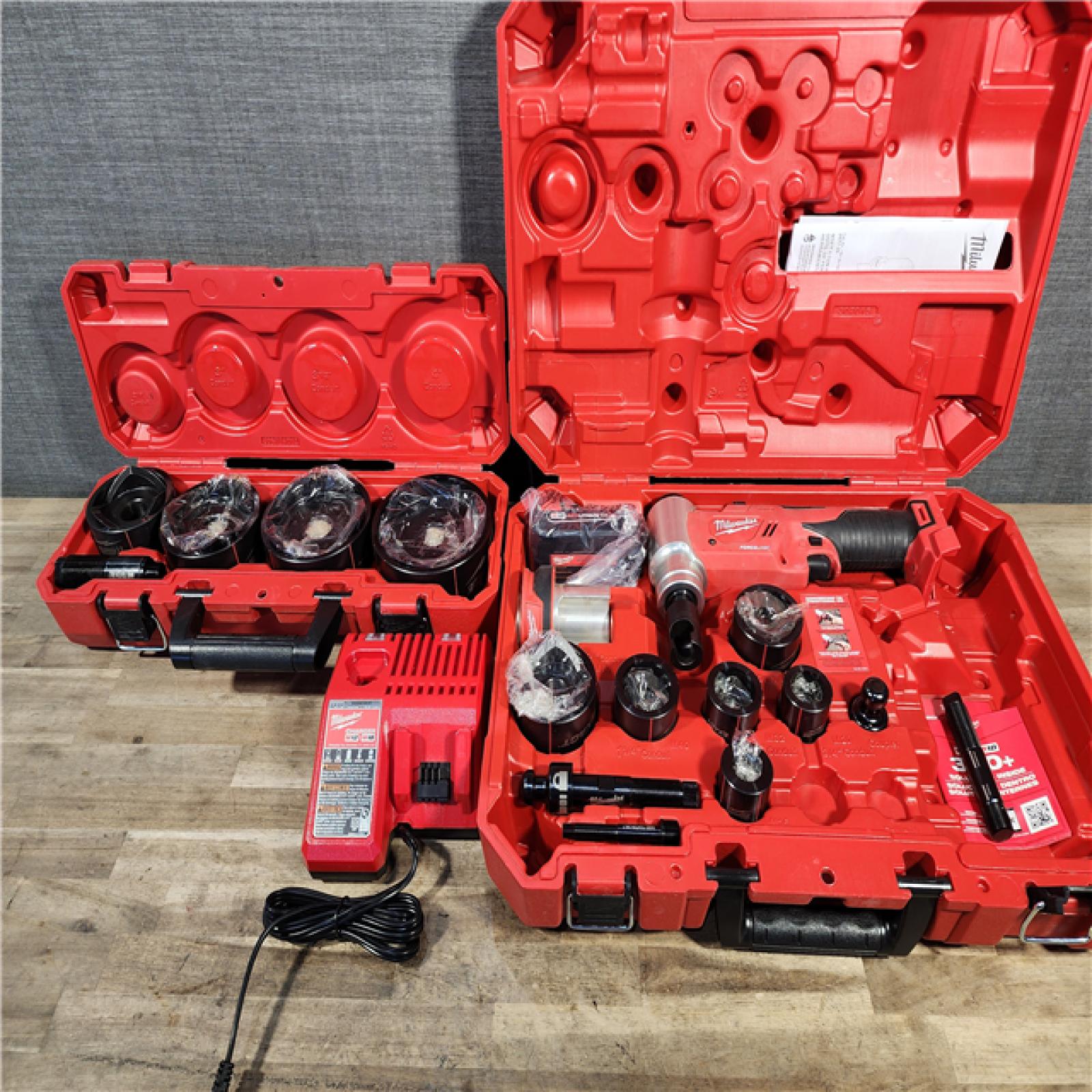 HOUSTON LOCATION - AS-IS (APPEARS LIKE NEW) Milwaukee 2677-23 M18 ForceLogic 6T Knockout Tool 1/2 in. - 4 in Kit